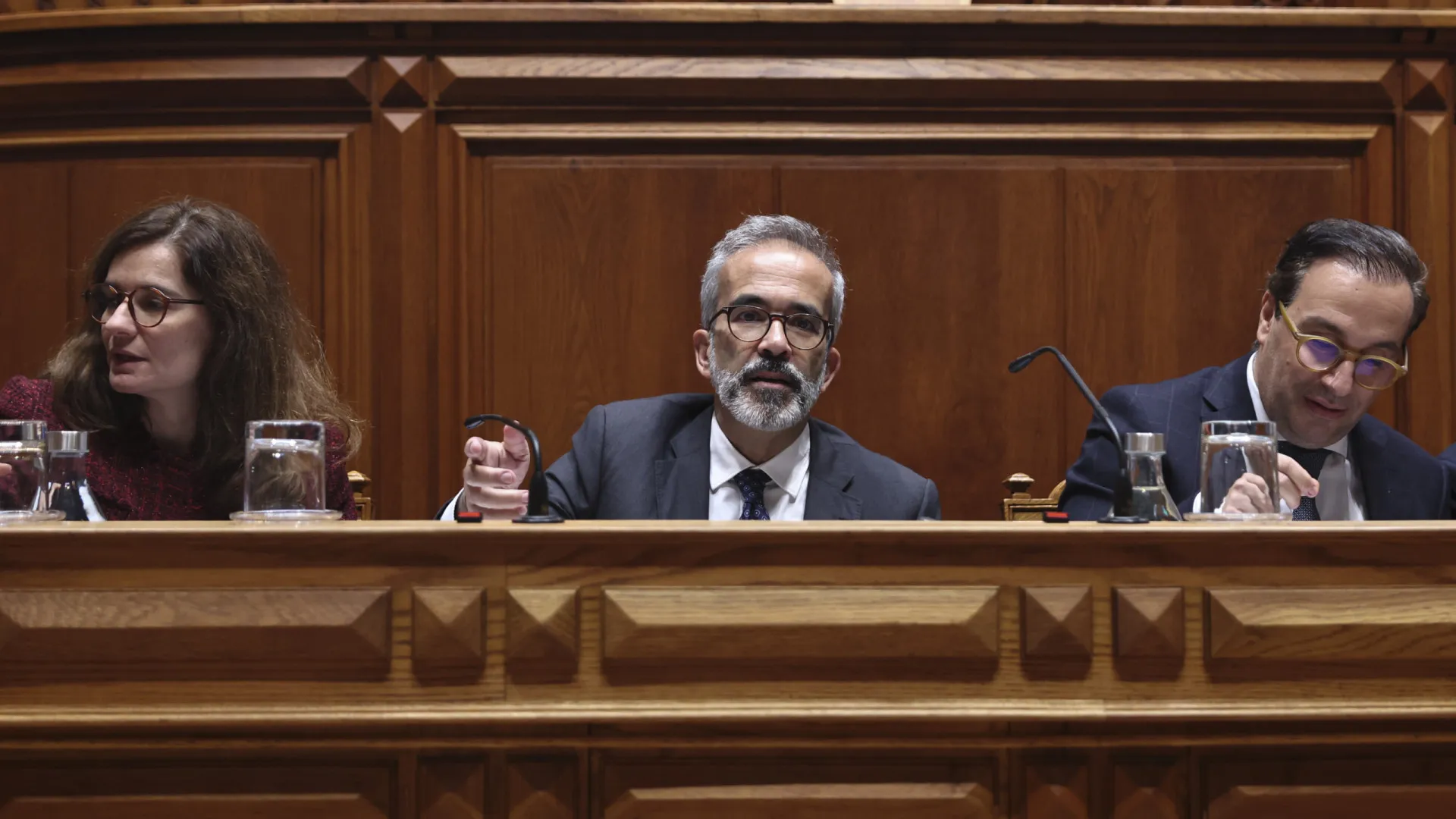 
                    Consulados? Portugal tem de aceitar políticas de alguns países, diz MNE
                