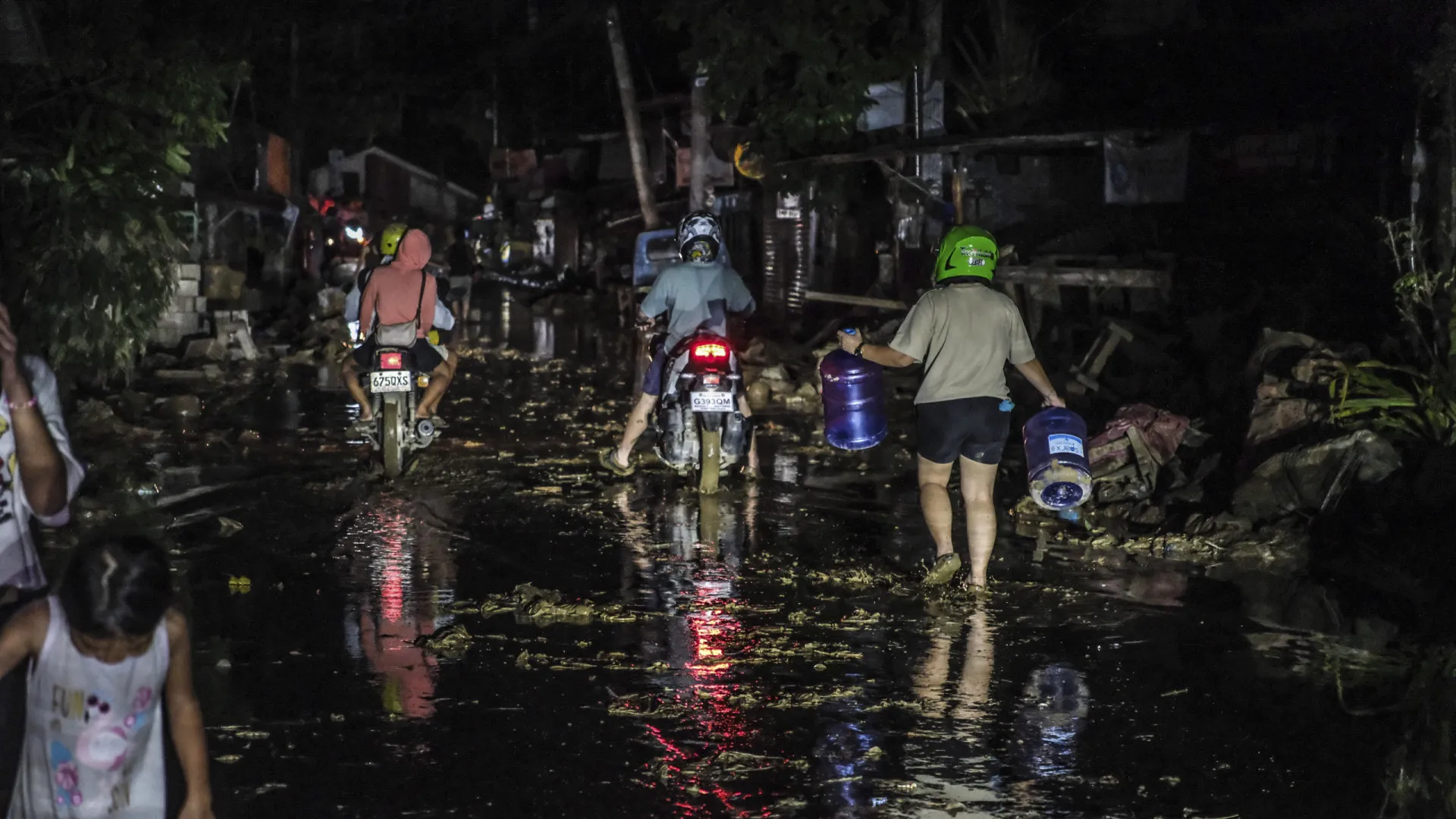 
                    Filipinas retiram mais de 100 mil pessoas antes da chegada do supertufão
                