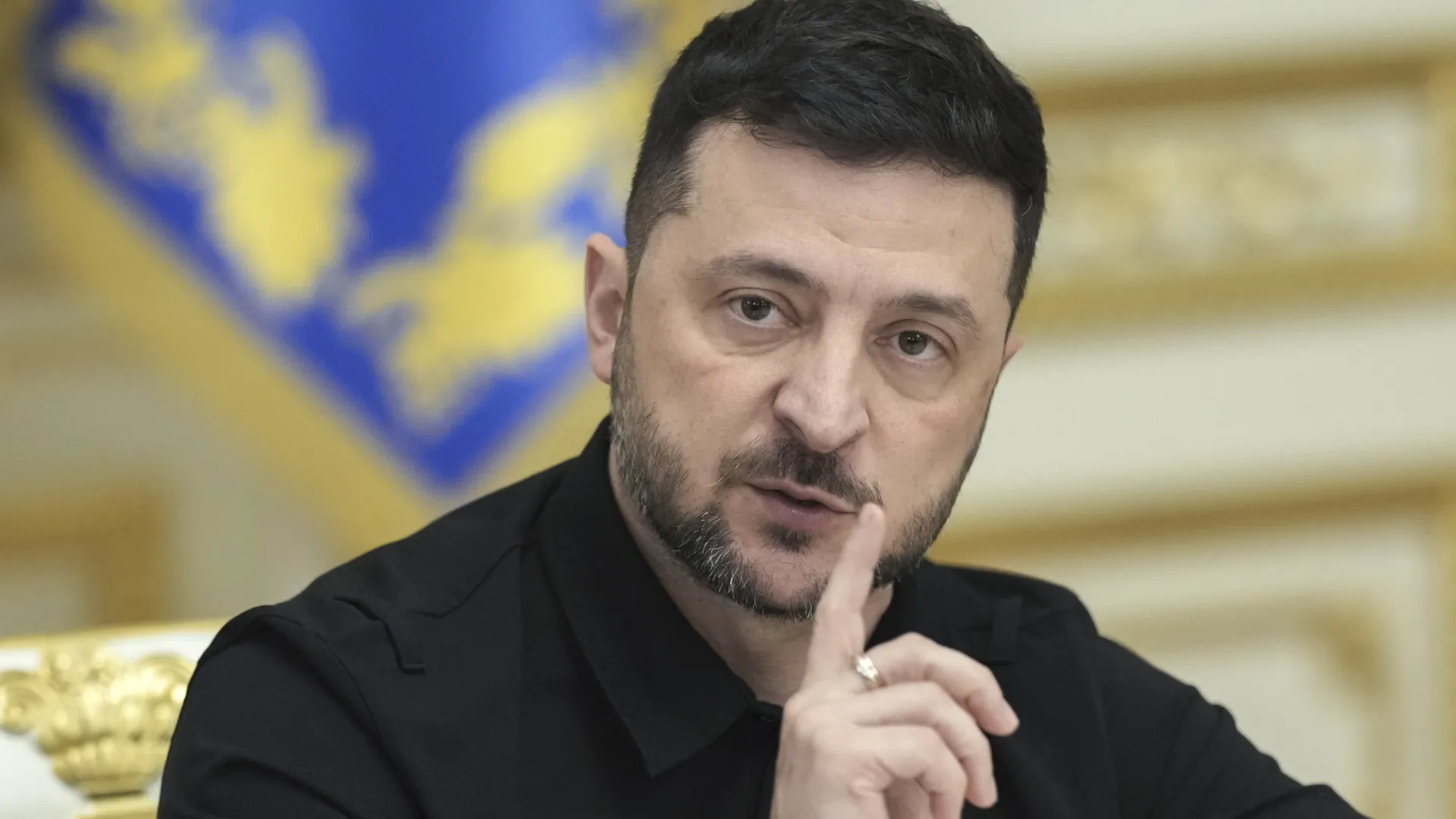 
                    Zelensky exige demissão de dois ministros suspeitos de corrupção
                