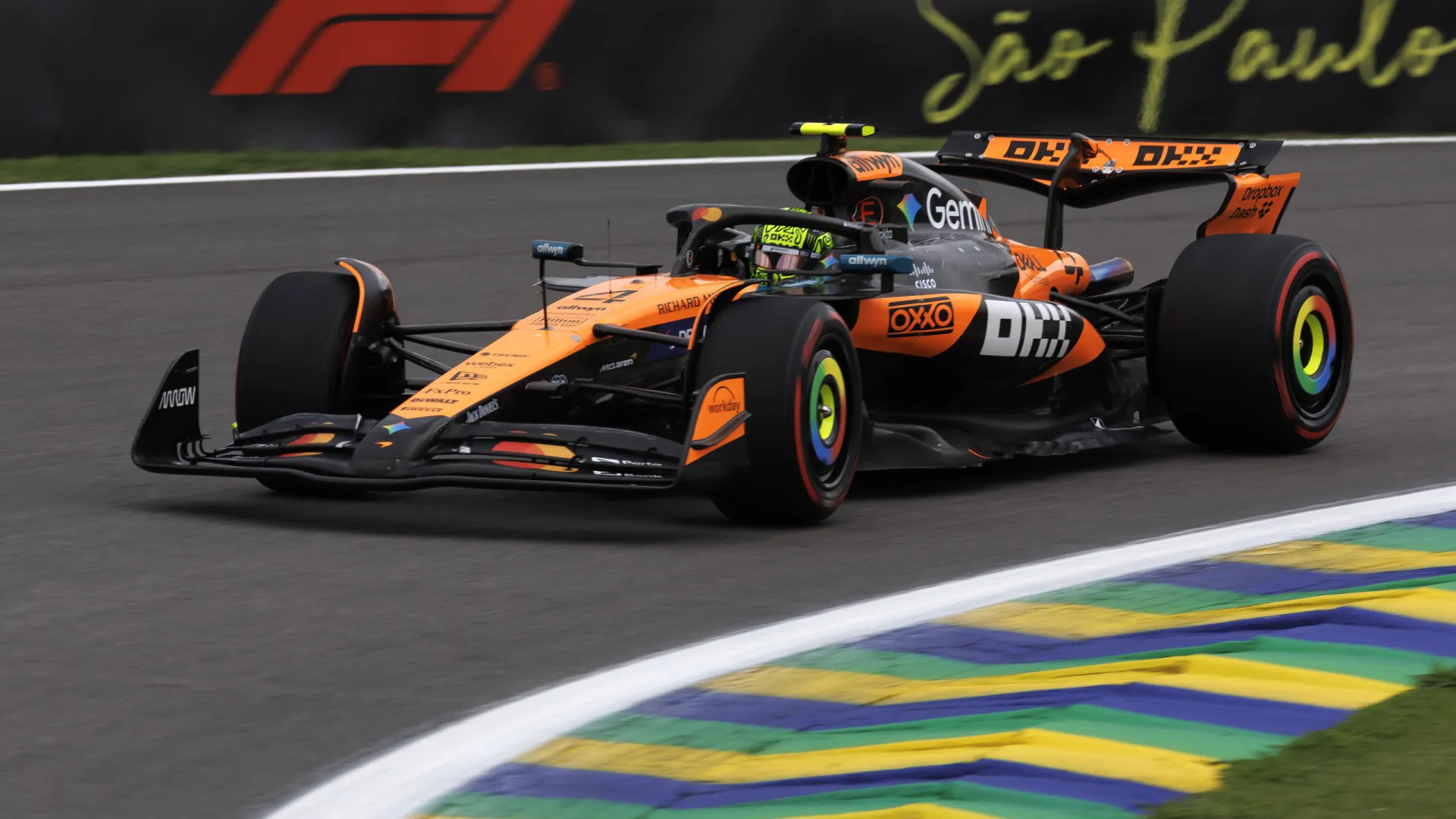 
                    Norris na 'pole position' no Brasil e Verstappen eliminado sai de 16.º
                