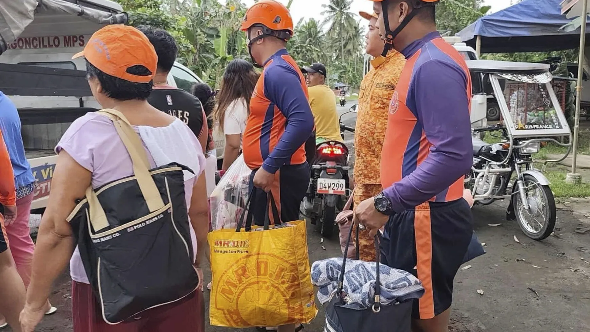 
                    Filipinas retiram quase 1 milhão de pessoas face à chegada de supertufão
                