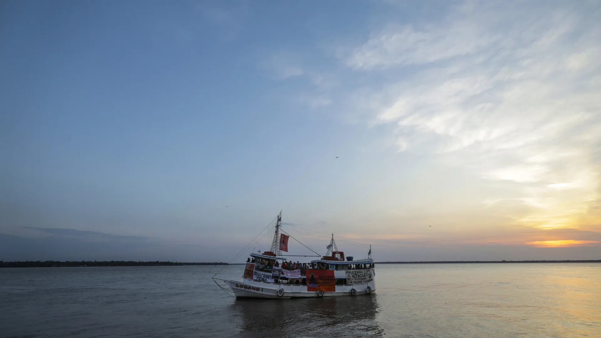 
                    Indígenas do Brasil protestam contra exportação de cereais em rios da Amazónia
                
