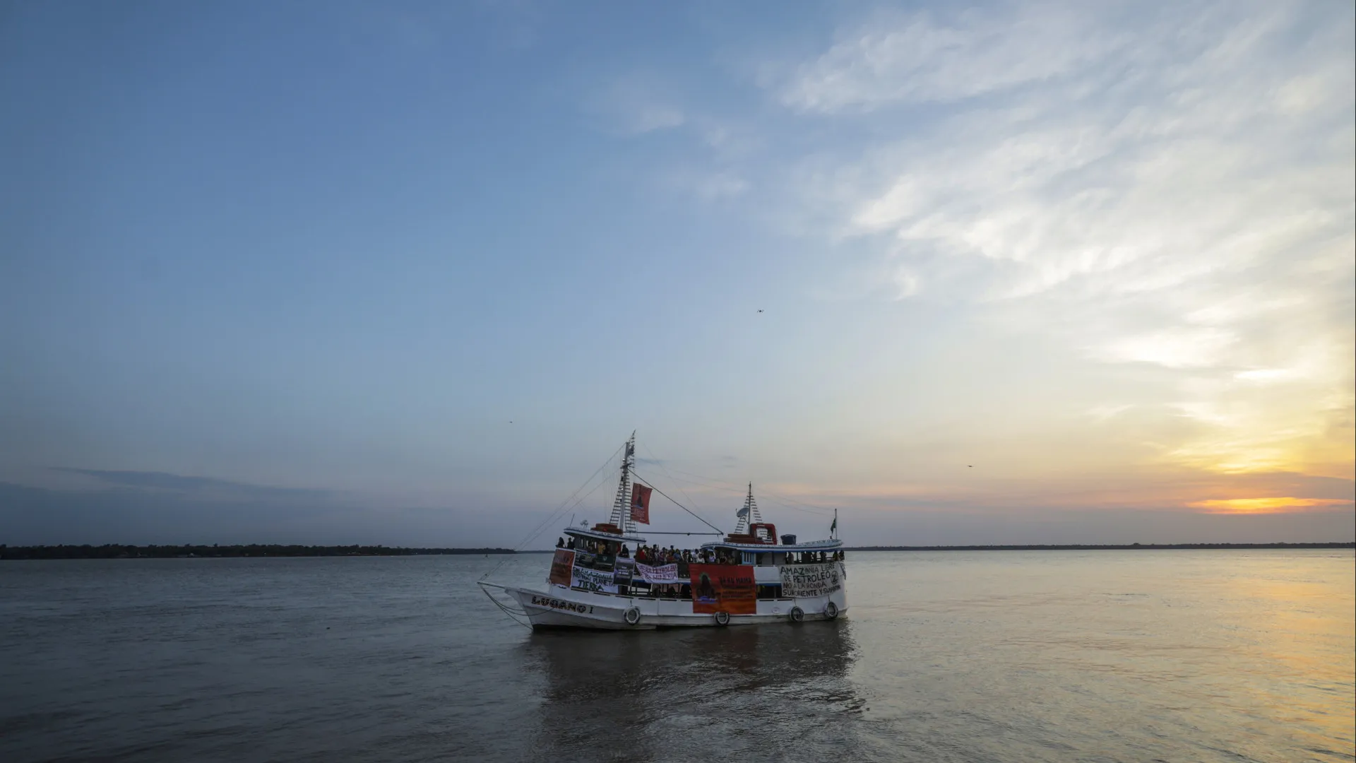 
                    Flotilha navega por rios amazónicos para 