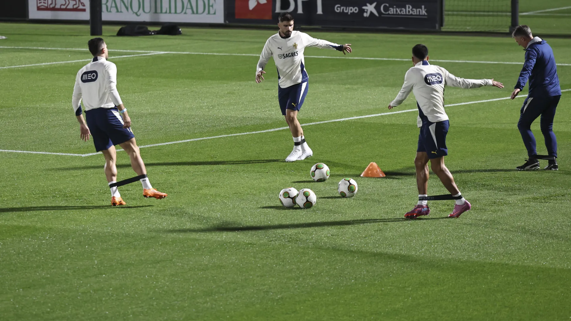 
                    Portugal volta a treinar na Cidade do Futebol após arranque a 'meio gás'
                