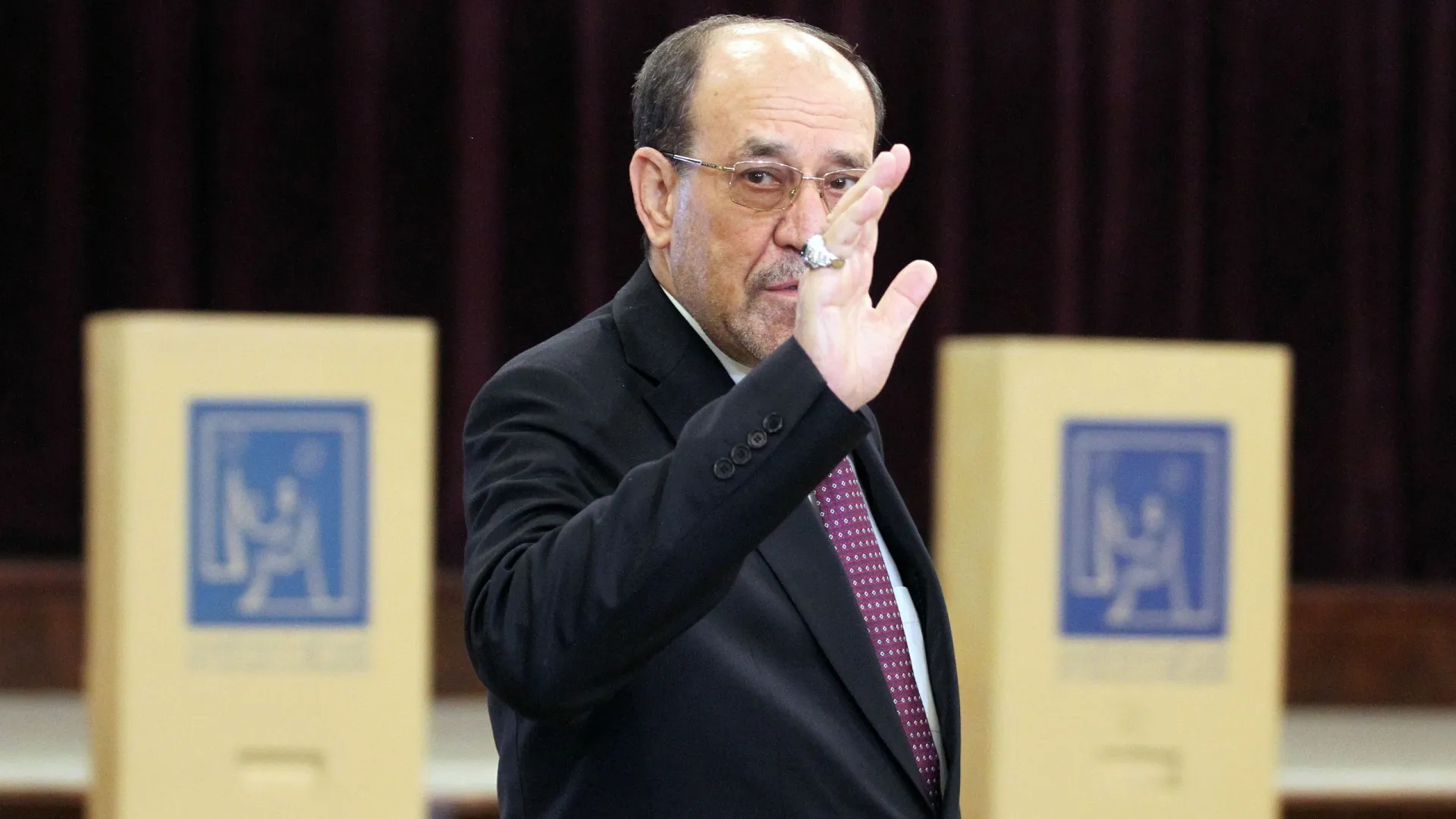 
                    Ex-primeiro-ministro do Iraque disposto a retirar candidatura após ameaças de Trump
                