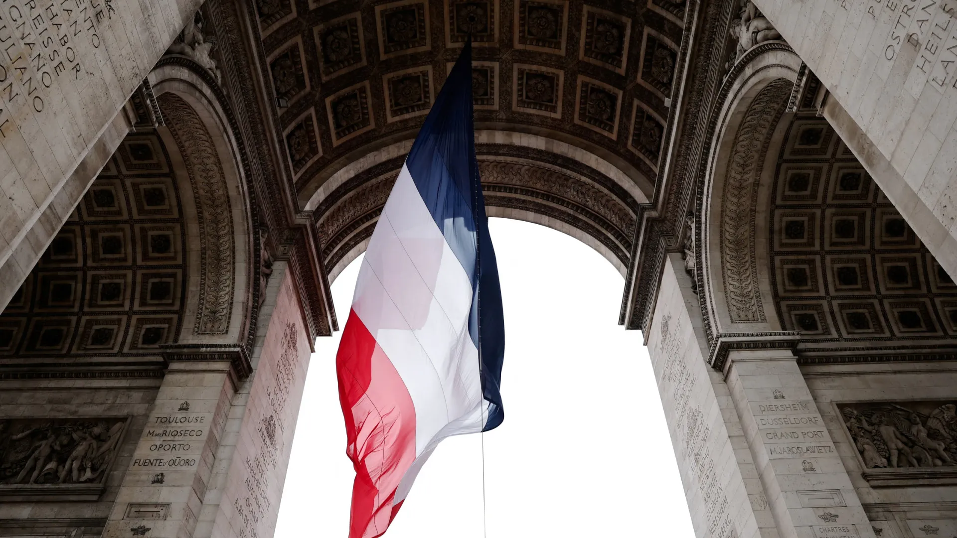 
                    Défice público de França desce para 5,1% do PIB em 2025 e dívida sobe
                