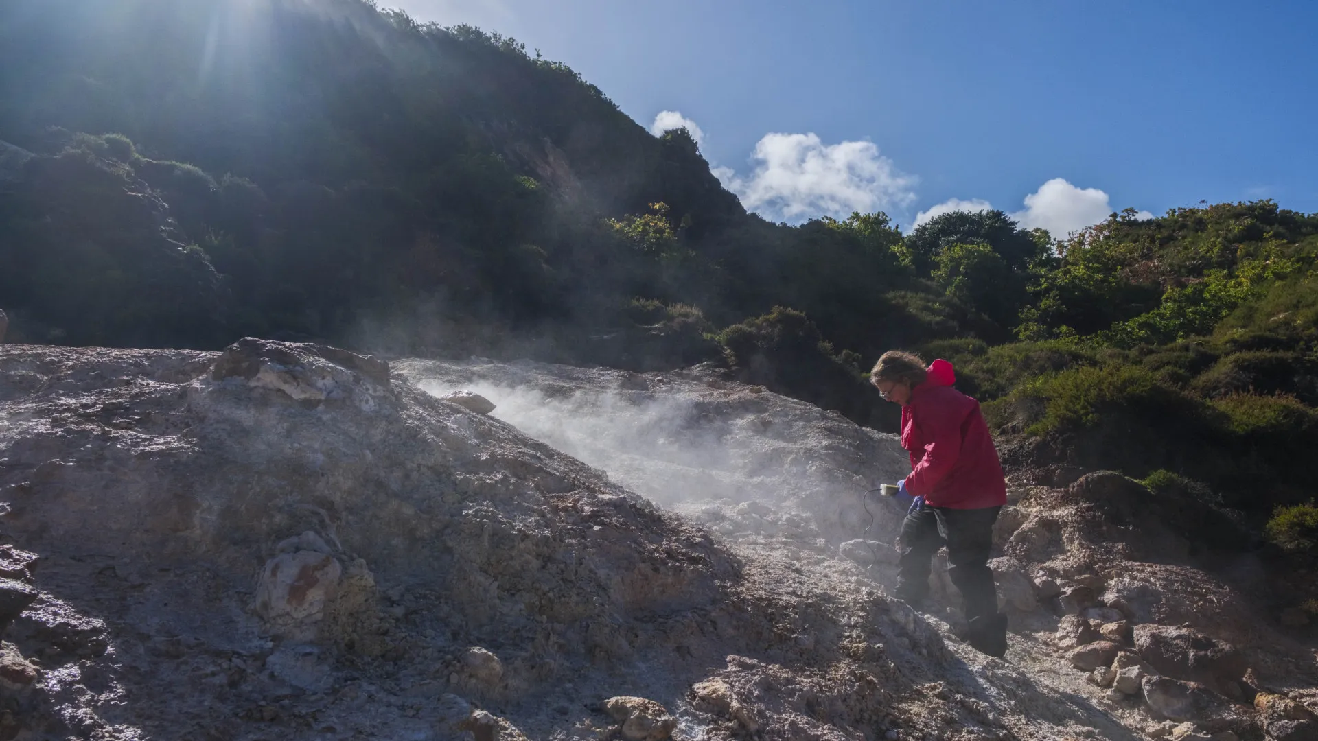 
                    Nível de alerta no sistema vulcânico fissural oeste da Terceira sobe para V3
                