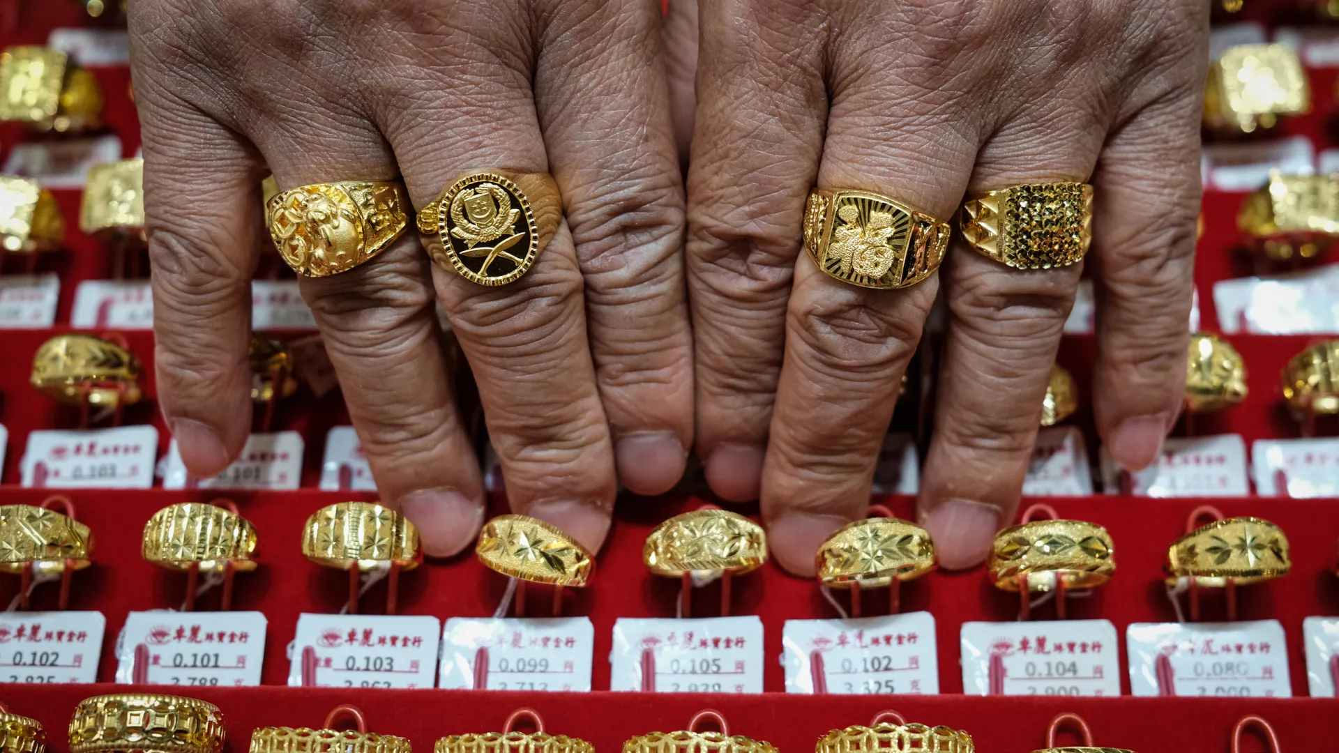 
                    Quem vê quilates não vê corações, ou como a tradição do ouro em Macau se mantém
                