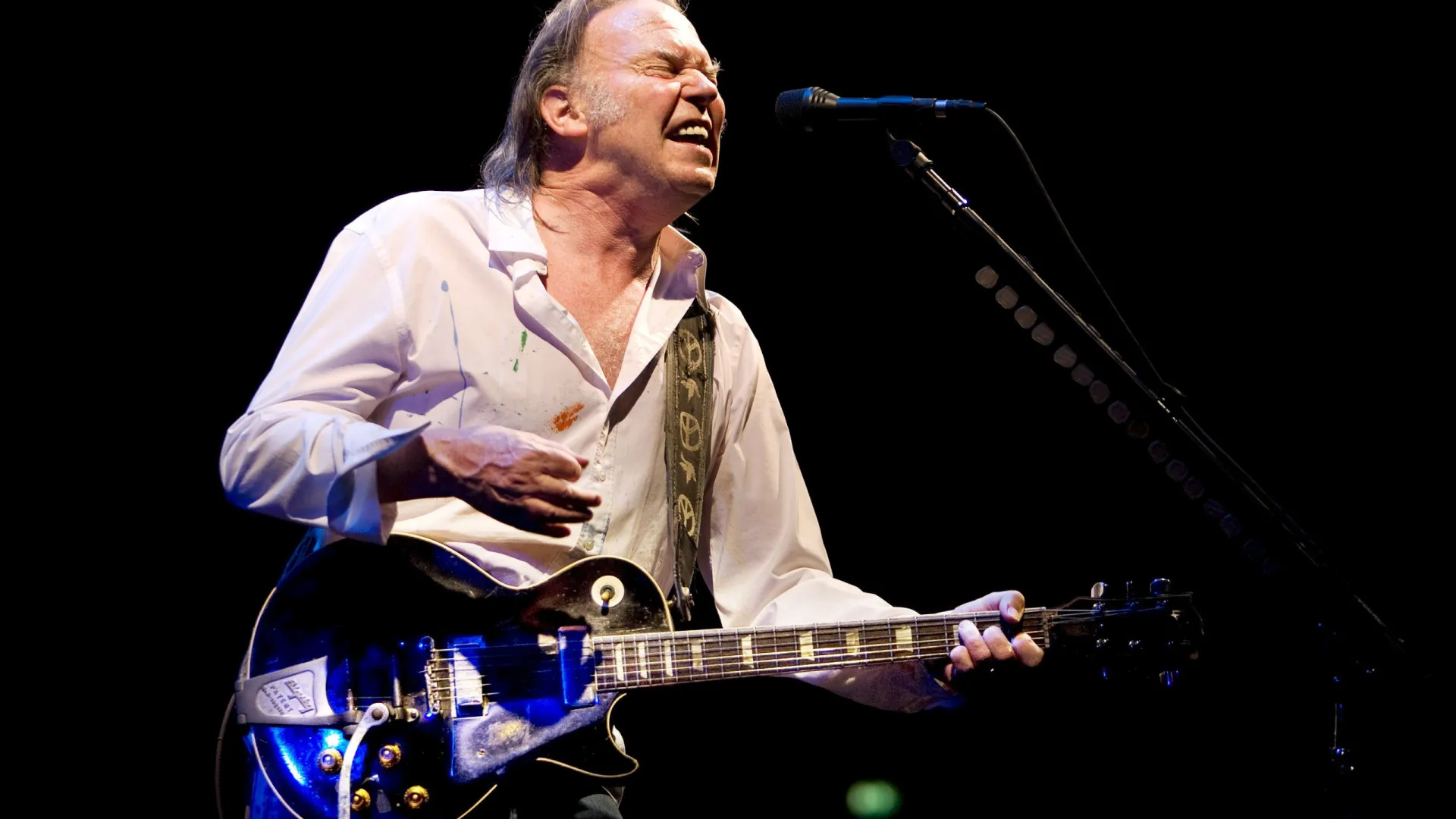 
                    Neil Young dá à Gronelândia acesso gratuito à sua música face 