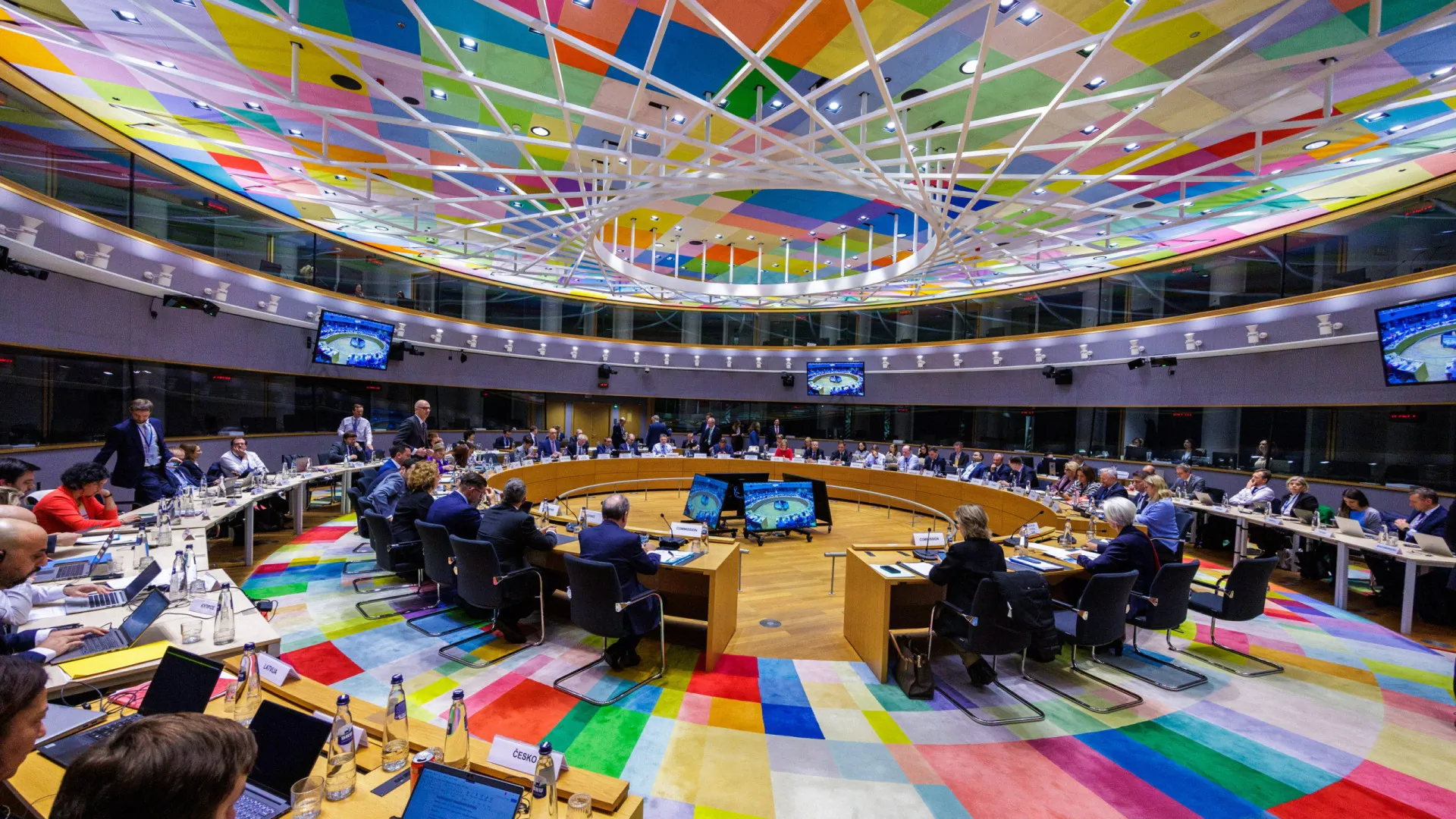 
                    Ministros das Finanças da Grécia e da Bélgica concorrem ao Eurogrupo
                