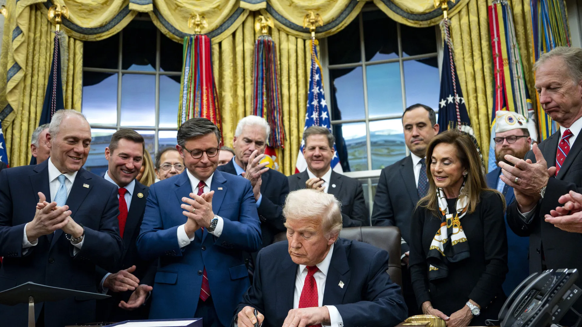 
                    Governo federal dos EUA volta a funcionar após assinatura de Donald Trump
                