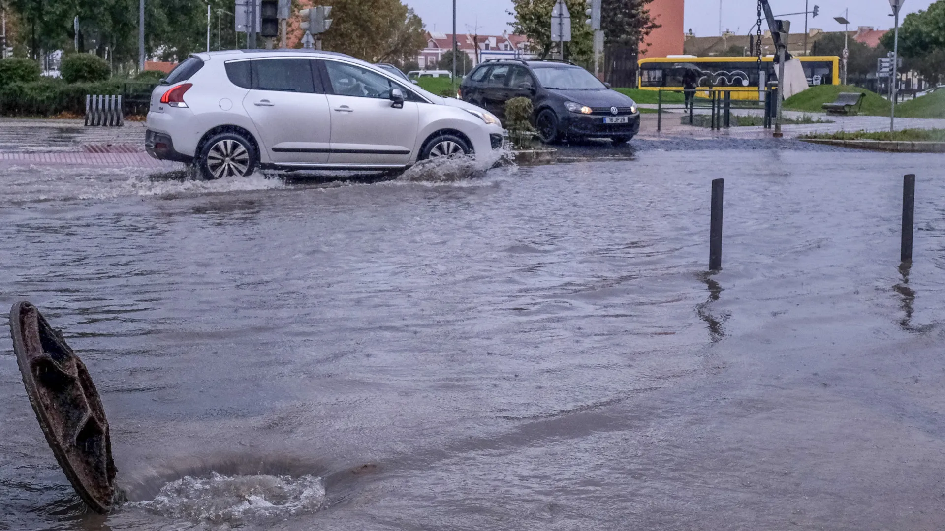 
                    Mau tempo. Península de Setúbal com mais de 200 ocorrências desde as 5h00
                