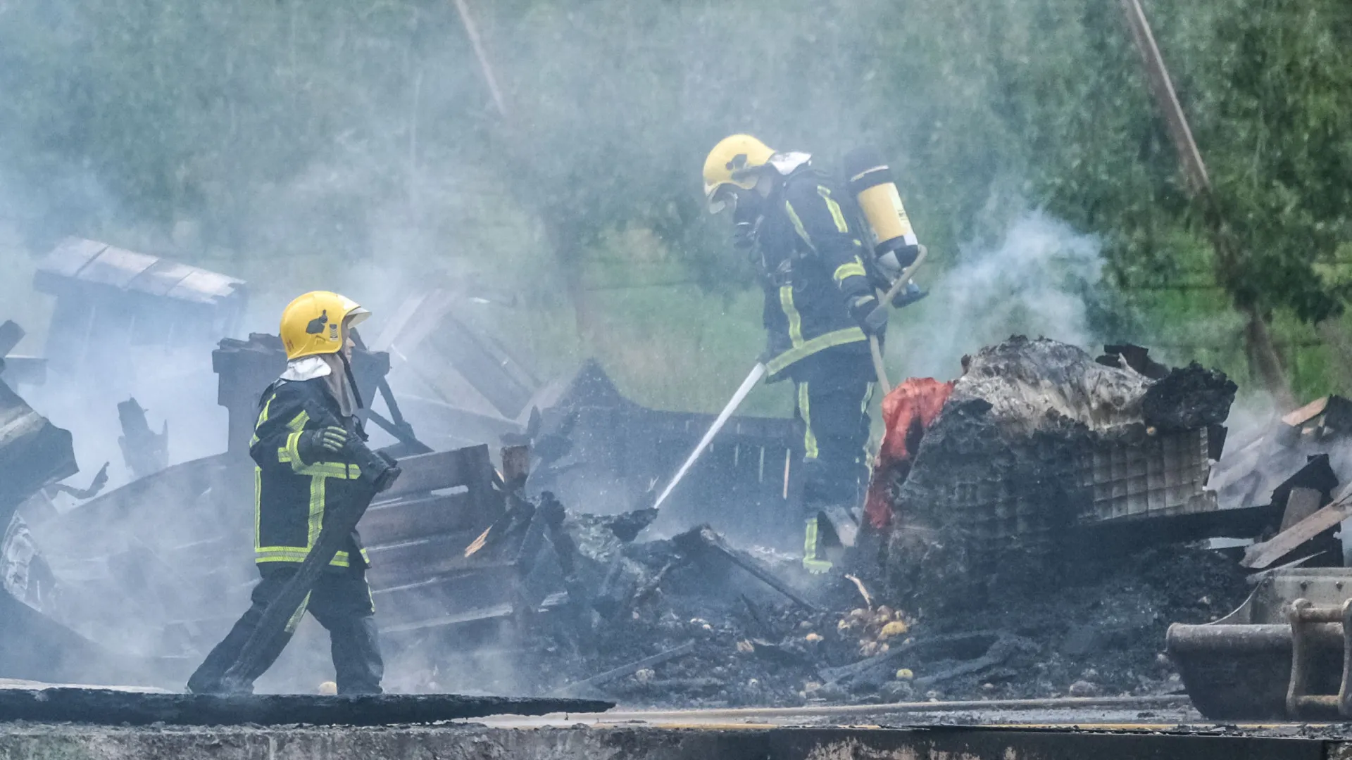 
                    Dezenas de bombeiros combatem incêndio em armazéns de fruta em Alcobaça
                