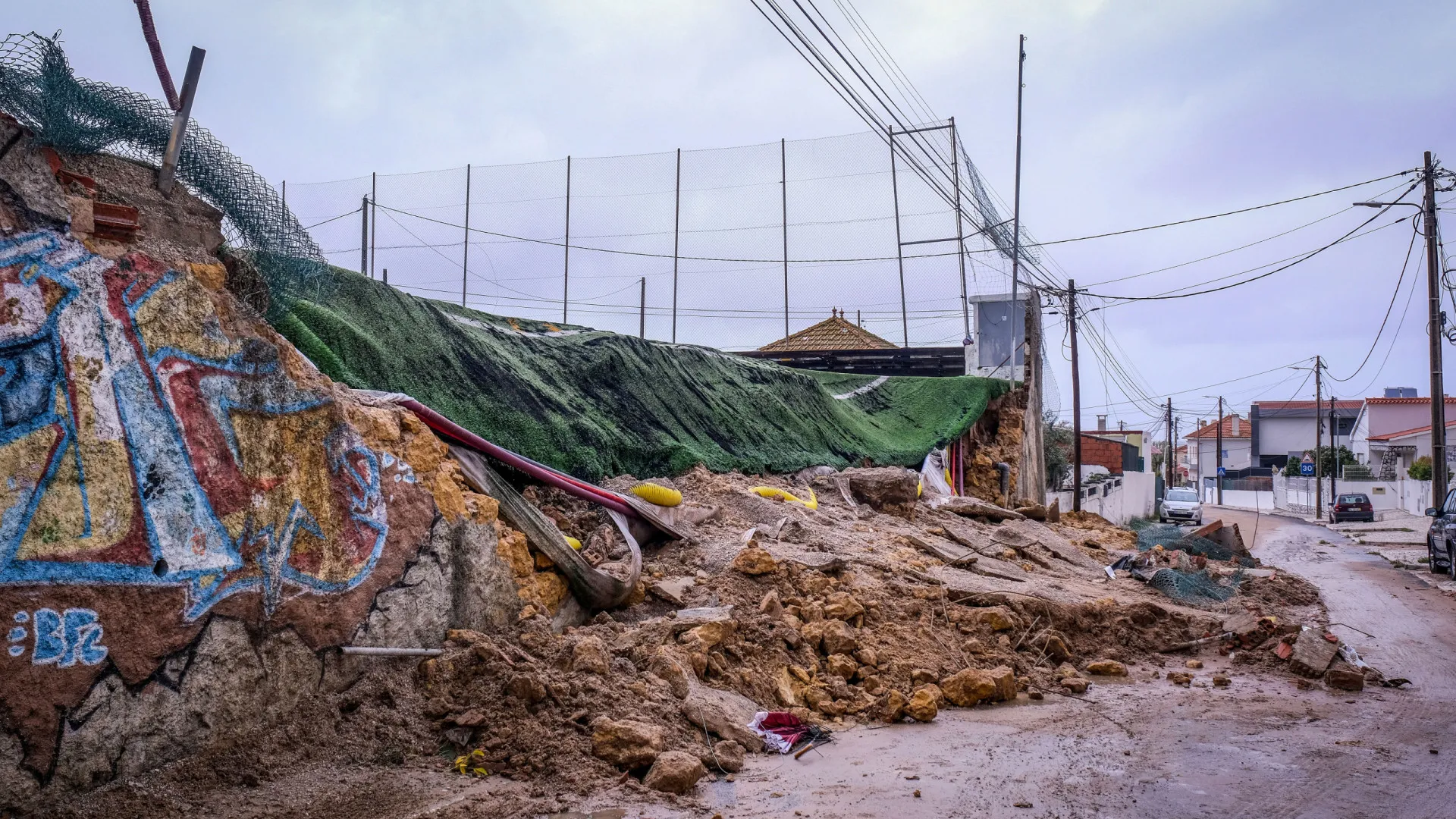 
                    Registados dois mortos, nove deslocados e 1.292 ocorrências até às 13h00 
                