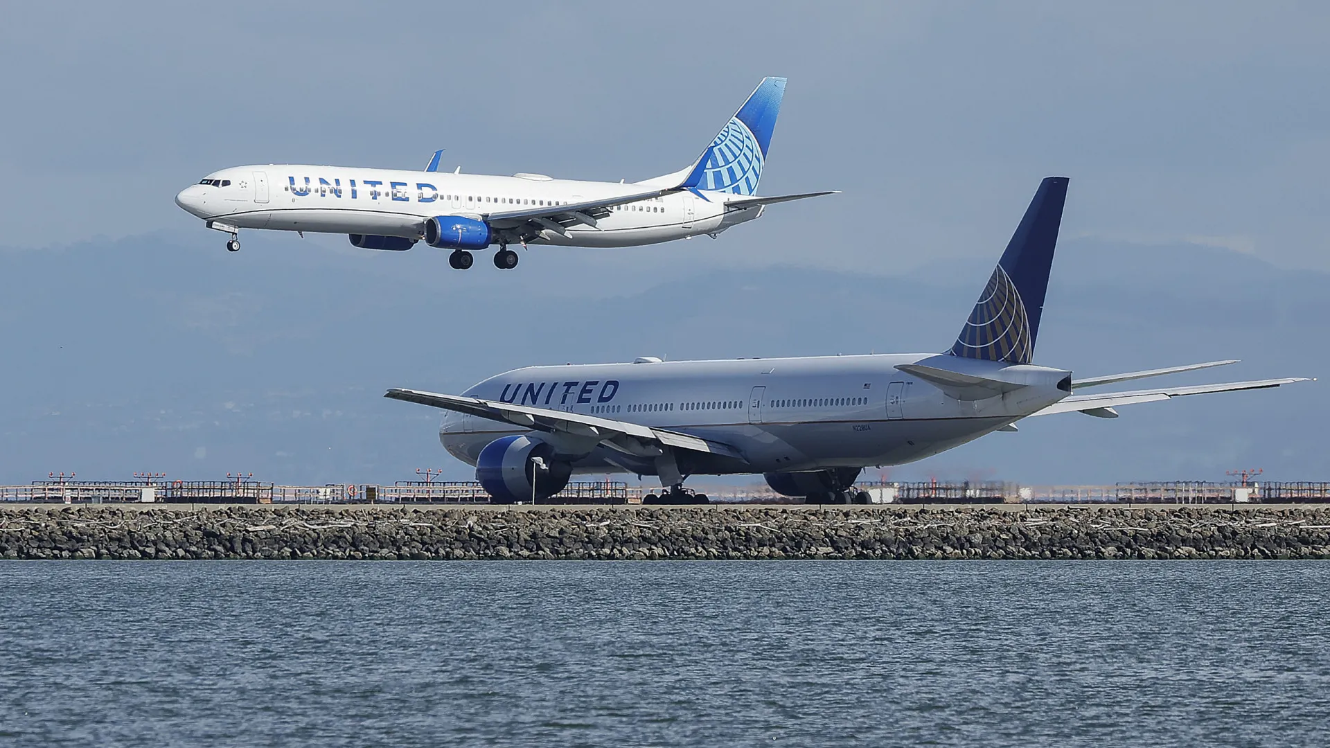 
                    United Airlines teme sobrecusto de 11 mil milhões em 2026 e reduz voos
                