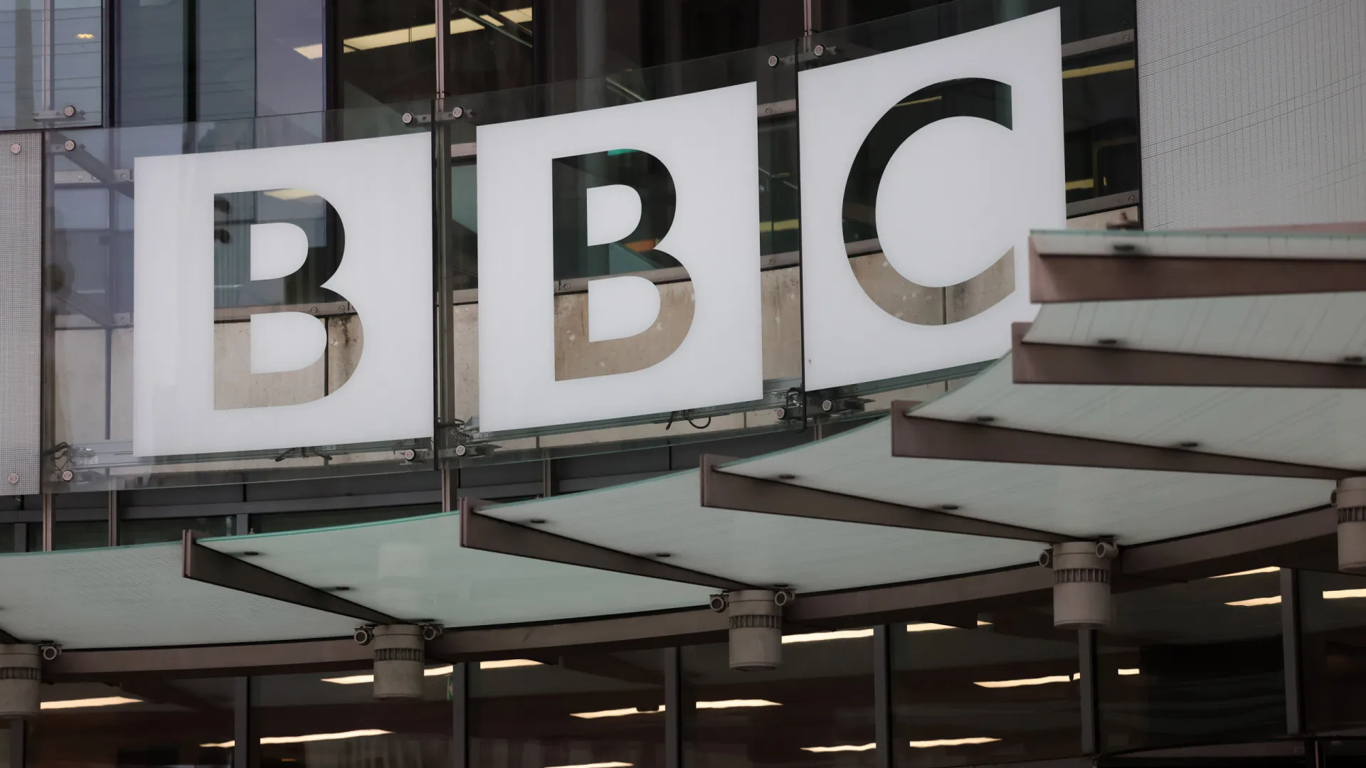 Presidente da BBC garante que canal está "determinado" a defender-se de Trump