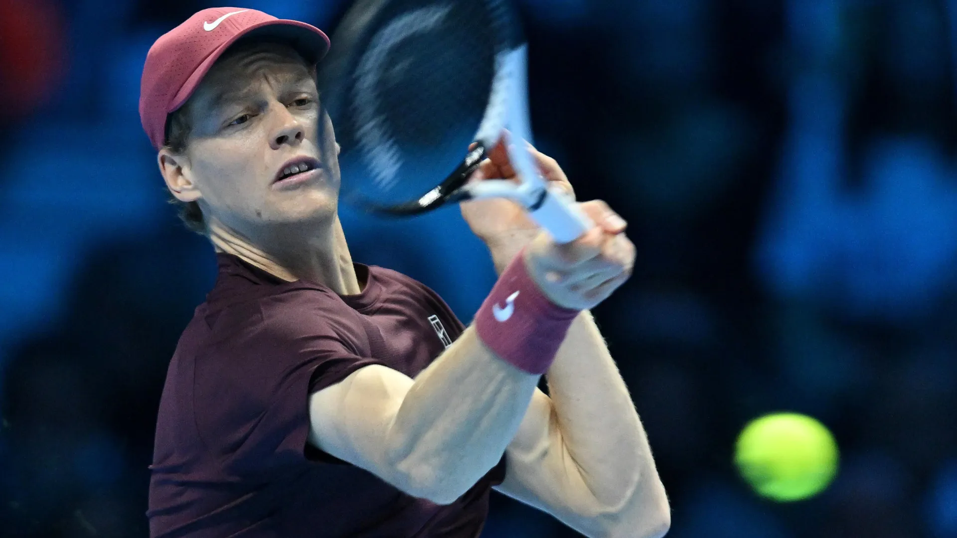 
                    Jannik Sinner vence Carlos Alcaraz e renova título nas ATP Finals
                
