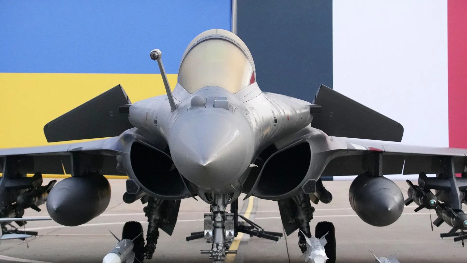 
                    Kremlin garante que caças franceses Rafale não vão alterar guerra
                