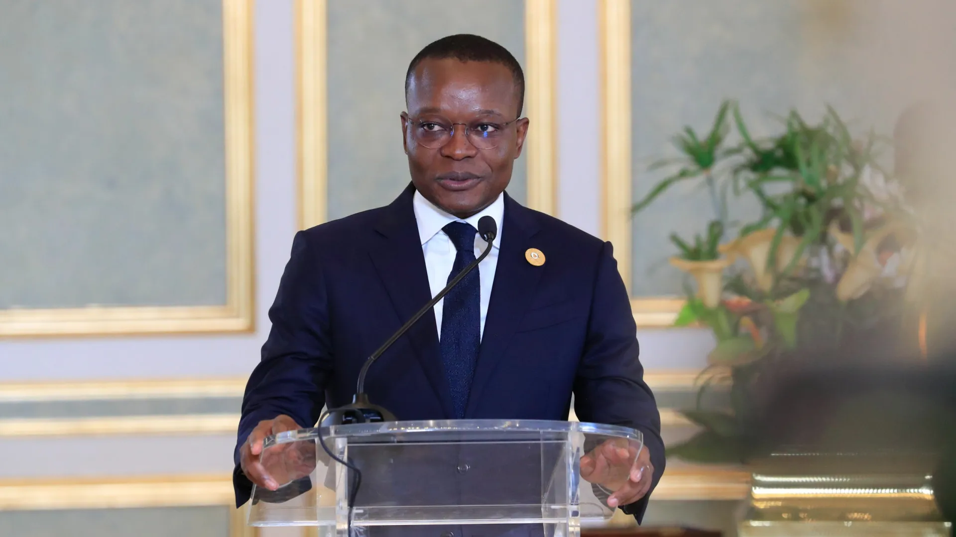 
                    Presidente do parlamento angolano lamenta que paz mundial continue por alcançar
                