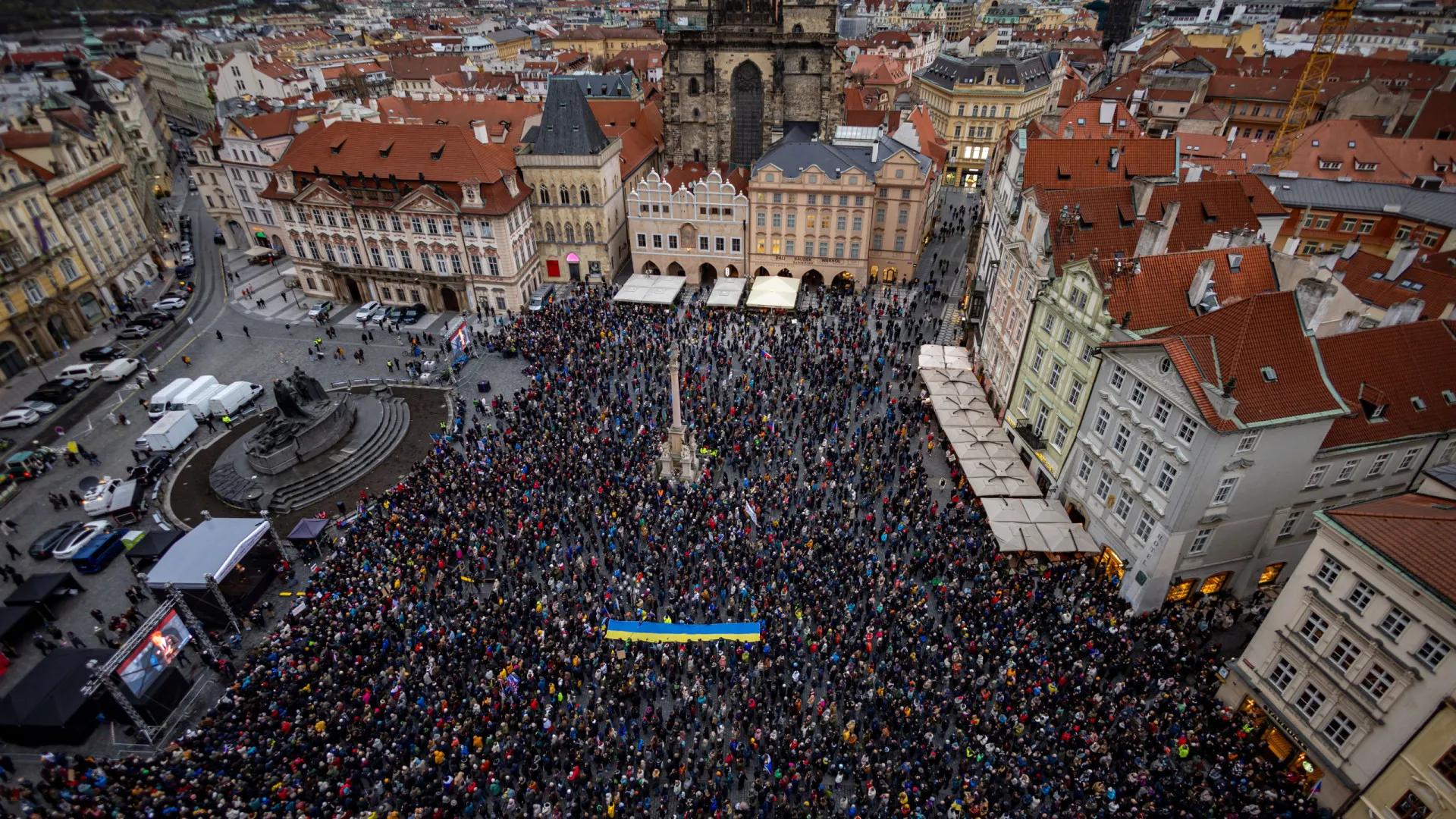 
                    Milhares de checos manifestam-se em Praga contra Andrej Babis
                