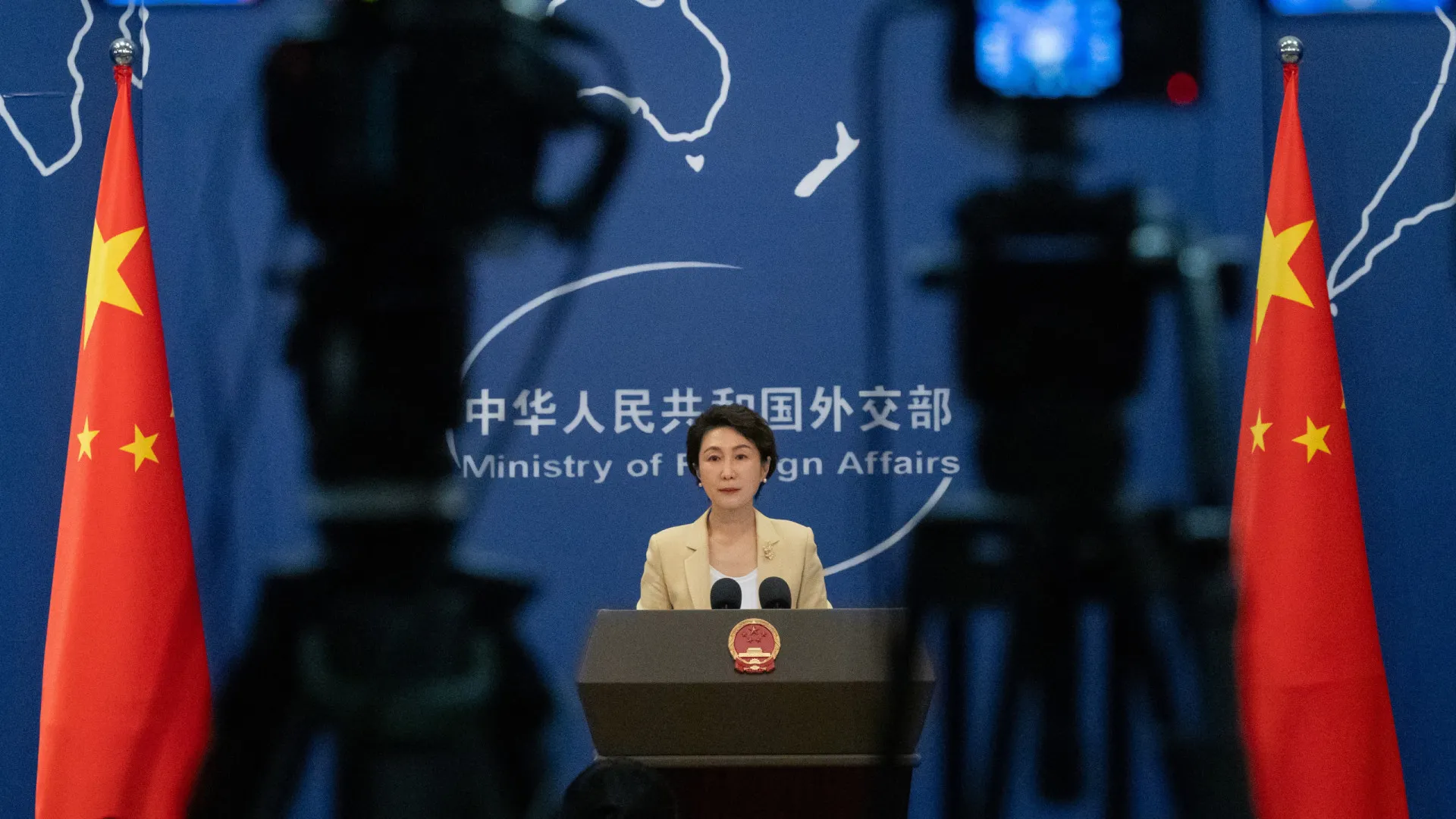 China pede cessar de operações militares e destaca importância de Ormuz