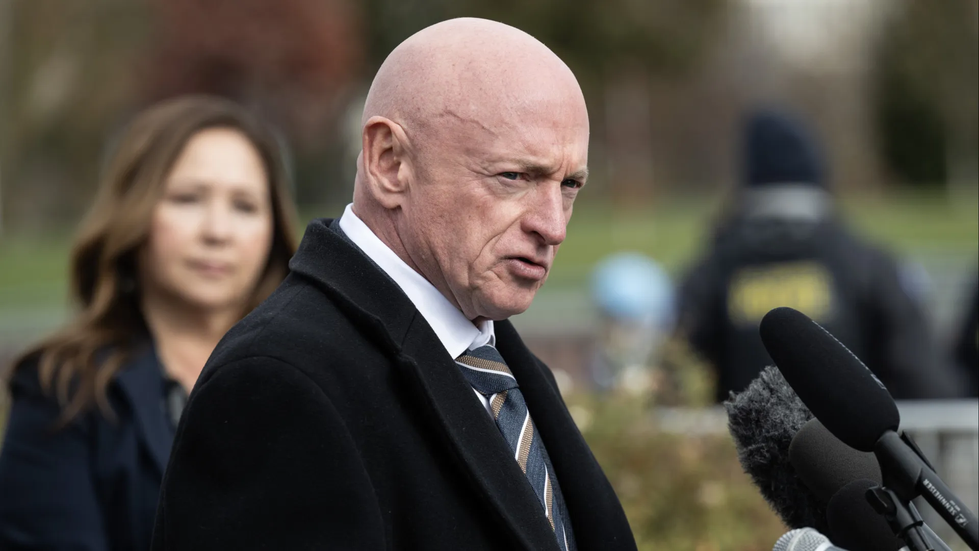 
                    Pentágono investiga senador democrata Mark Kelly por apelo a desobediência
                