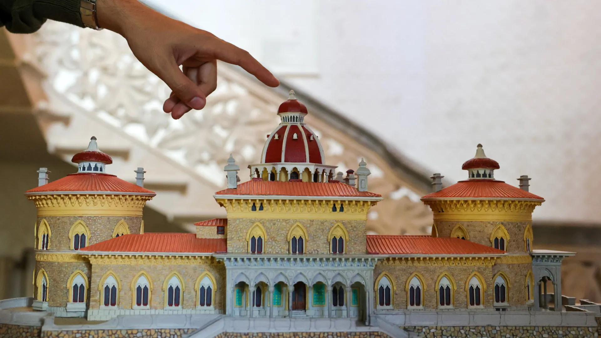 
                    Parques de Sintra repara coberturas do palácio romântico de Monserrate
                