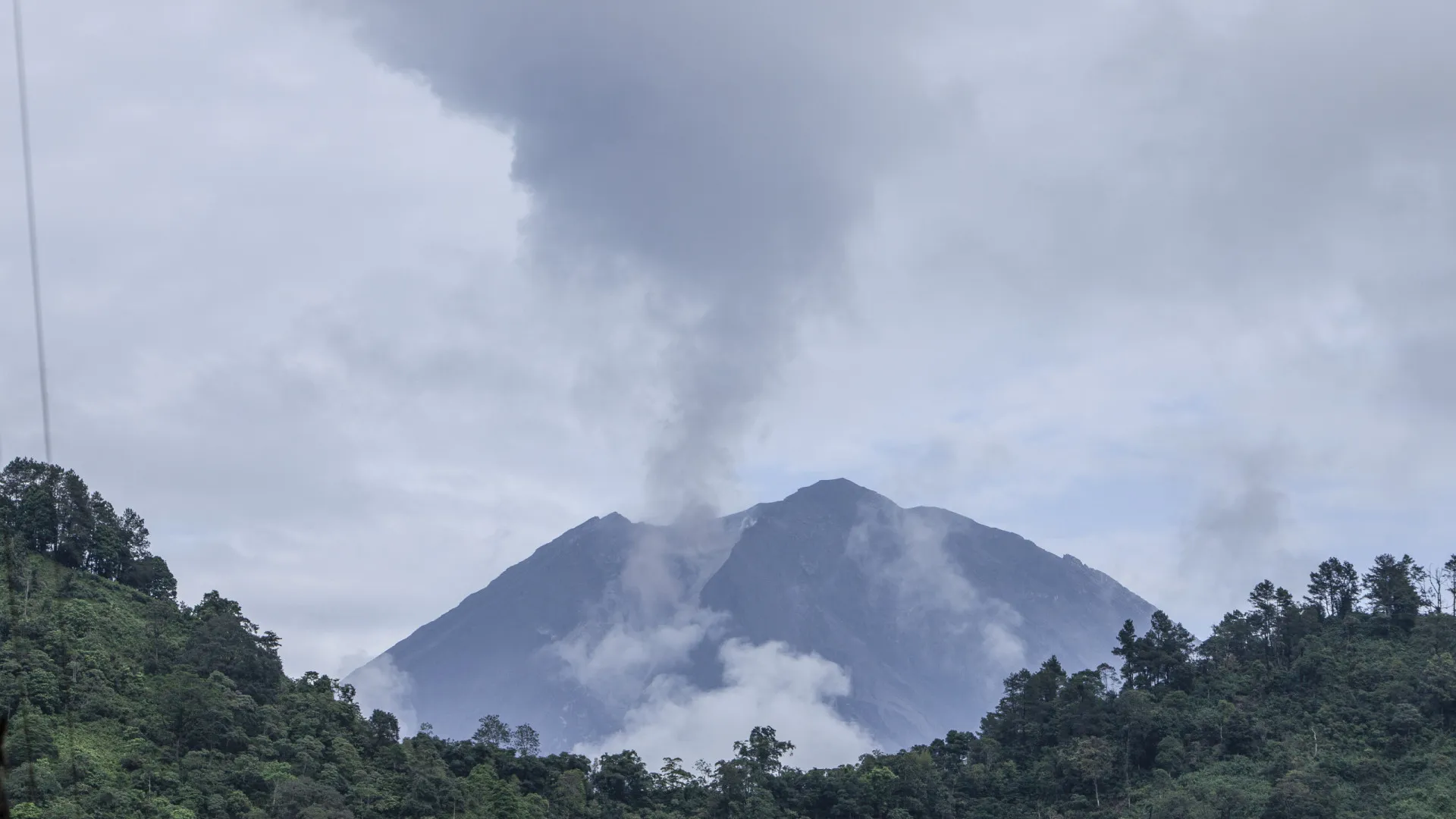 
                    Indonésia eleva alerta após aumento de atividade no vulcão Bur Ni Telong
                