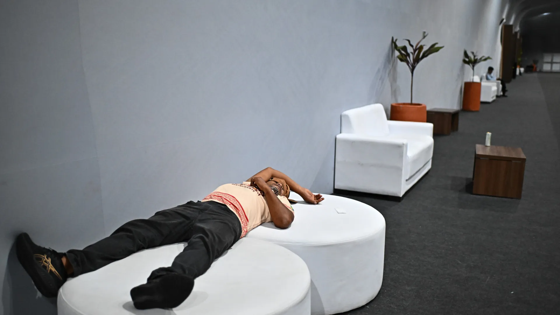 
                    COP30: UE deixa cair roteiro mas exige menção a fósseis, opositores rejeitam
                