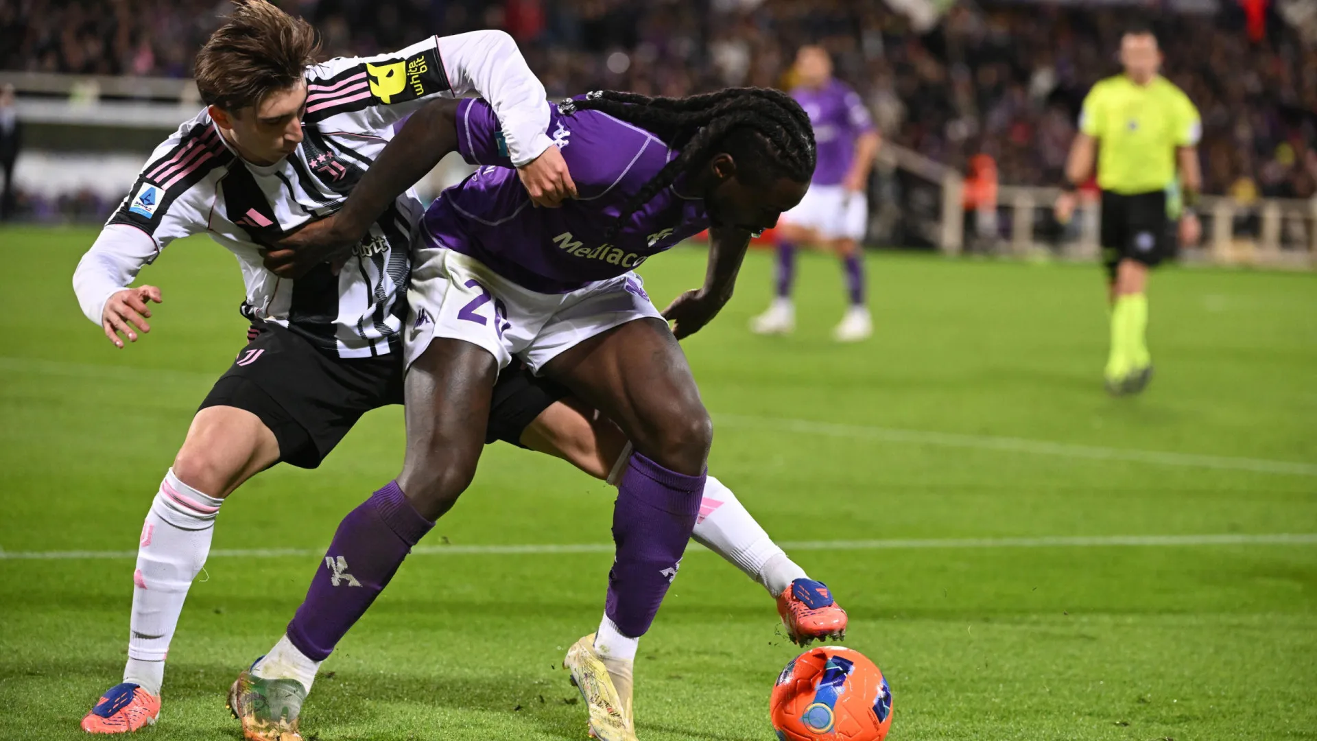 Juventus 'travada' com empate na visita à lanterna-vermelha Fiorentina