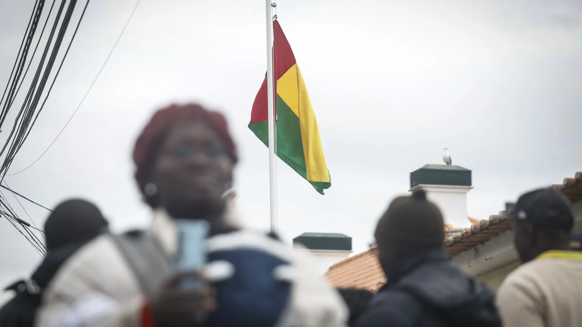 
                    Guiné-Bissau: Aparente forte afluência em Portugal no meio do caos
                