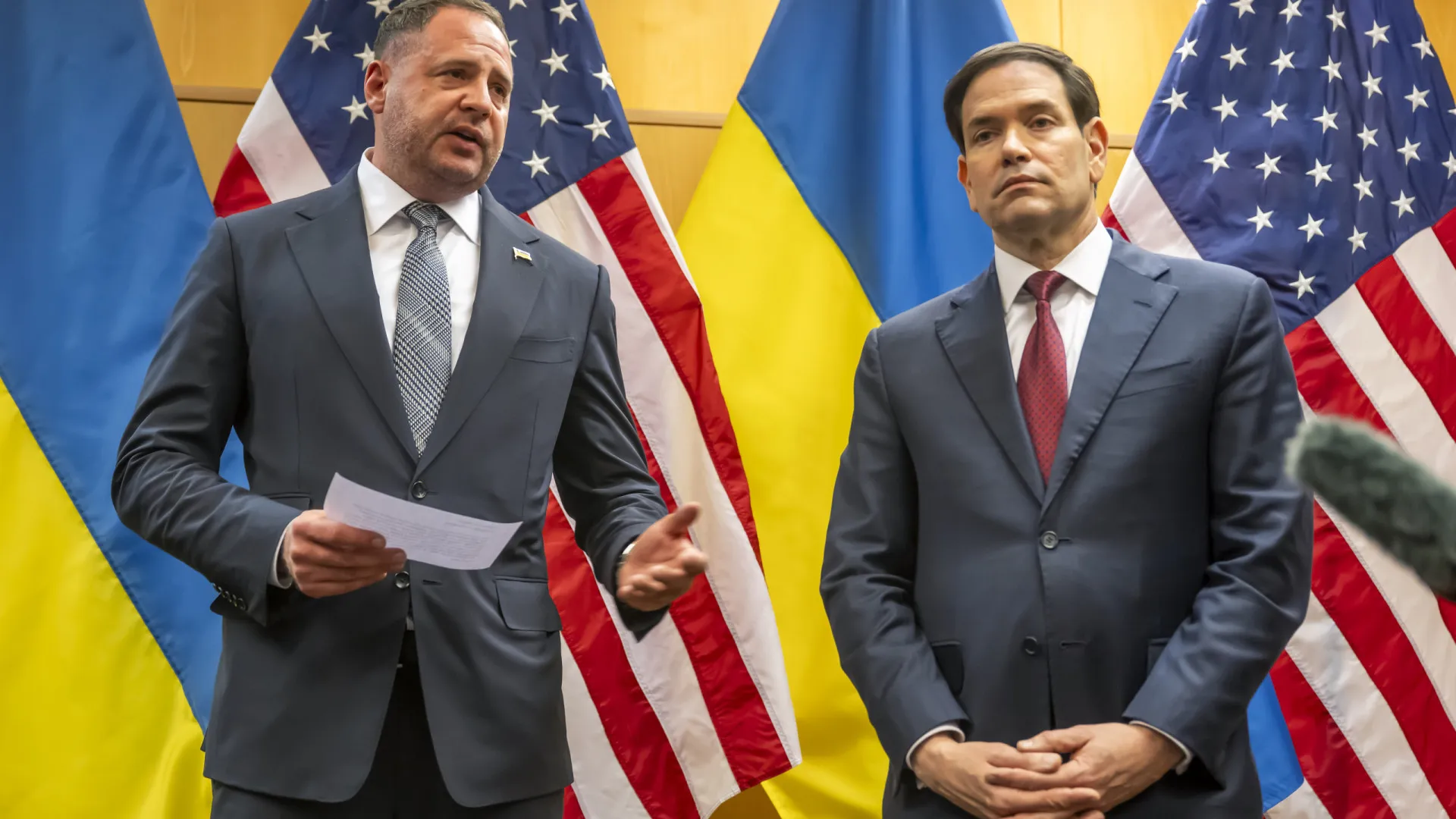 
                    Washington e Kyiv atualizam plano de paz com exigências ucranianas
                