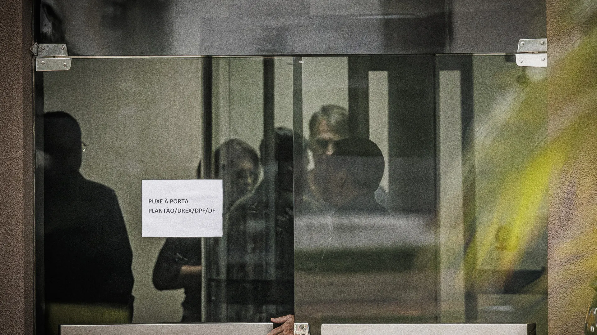 
                    Bolsonaro transferido para prisão com condições 