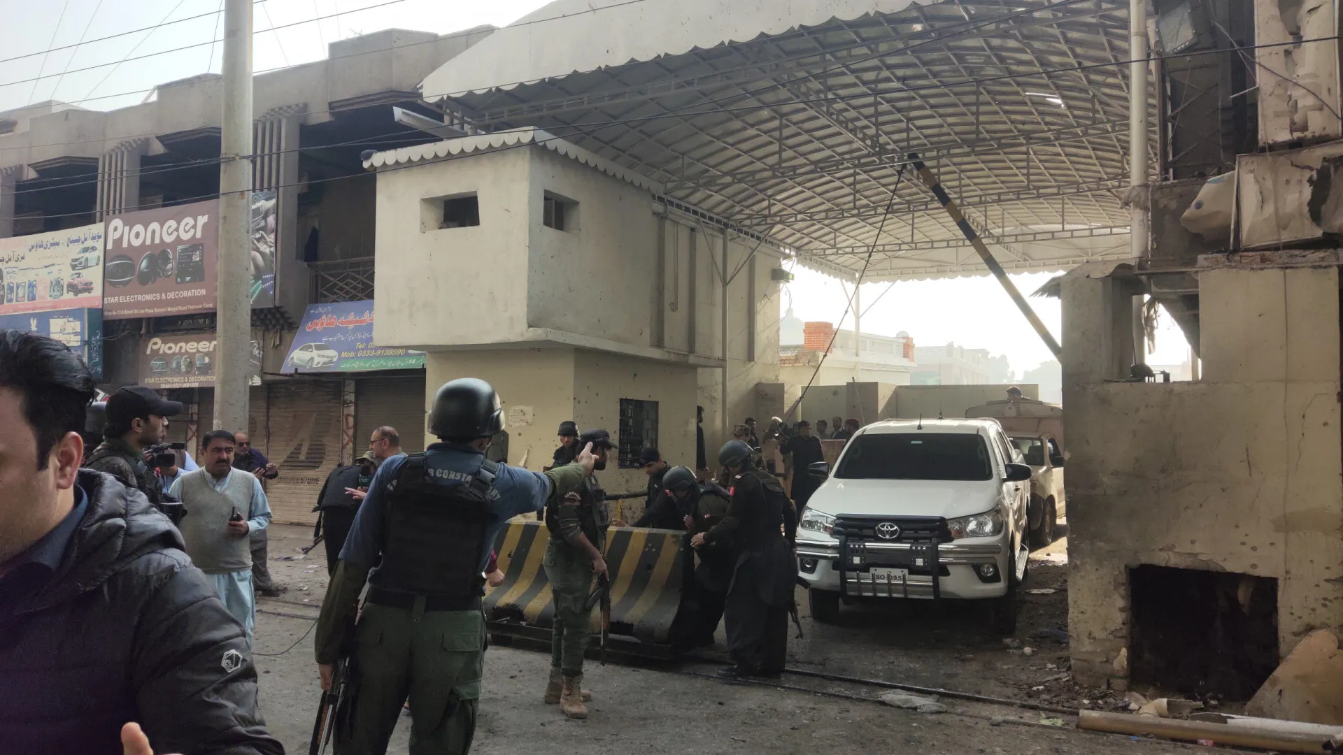 
                    Três mortos em ataque suicida contra forças de segurança no Paquistão
                