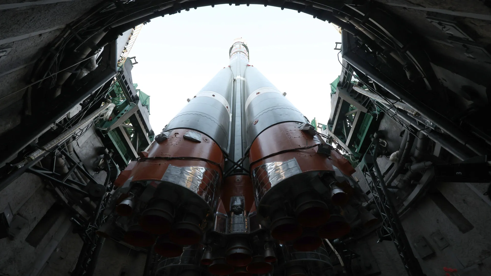 
                    NASA traz quatro astronautas da Estação Espacial Internacional por doença
                