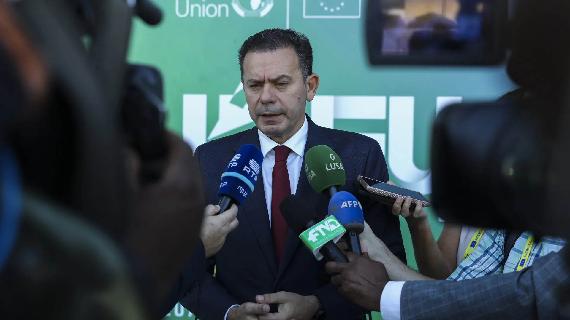 
                    Relação entre África e Europa 