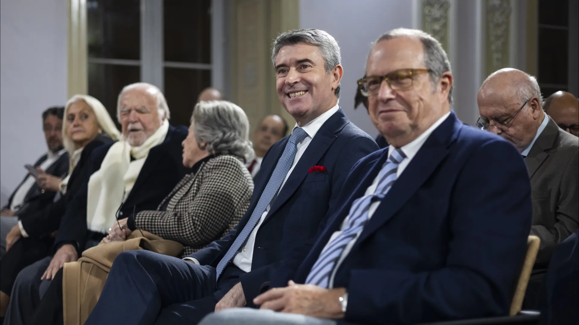 
                    Carlos César não antevê candidaturas à liderança do PS contra Carneiro
                