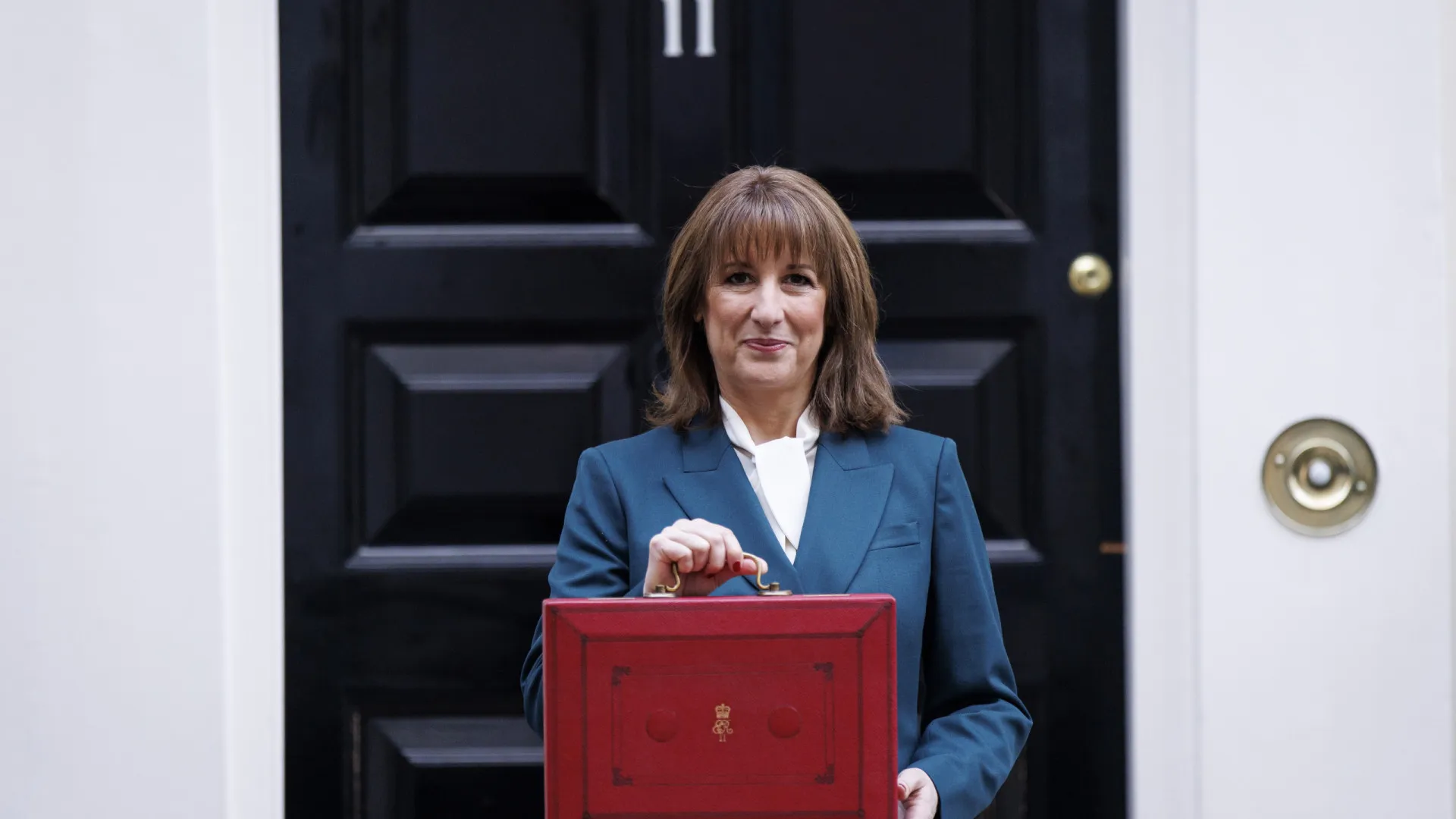 
                    Governo britânico aumenta impostos para arrecadar cerca de 30.000 milhões
                