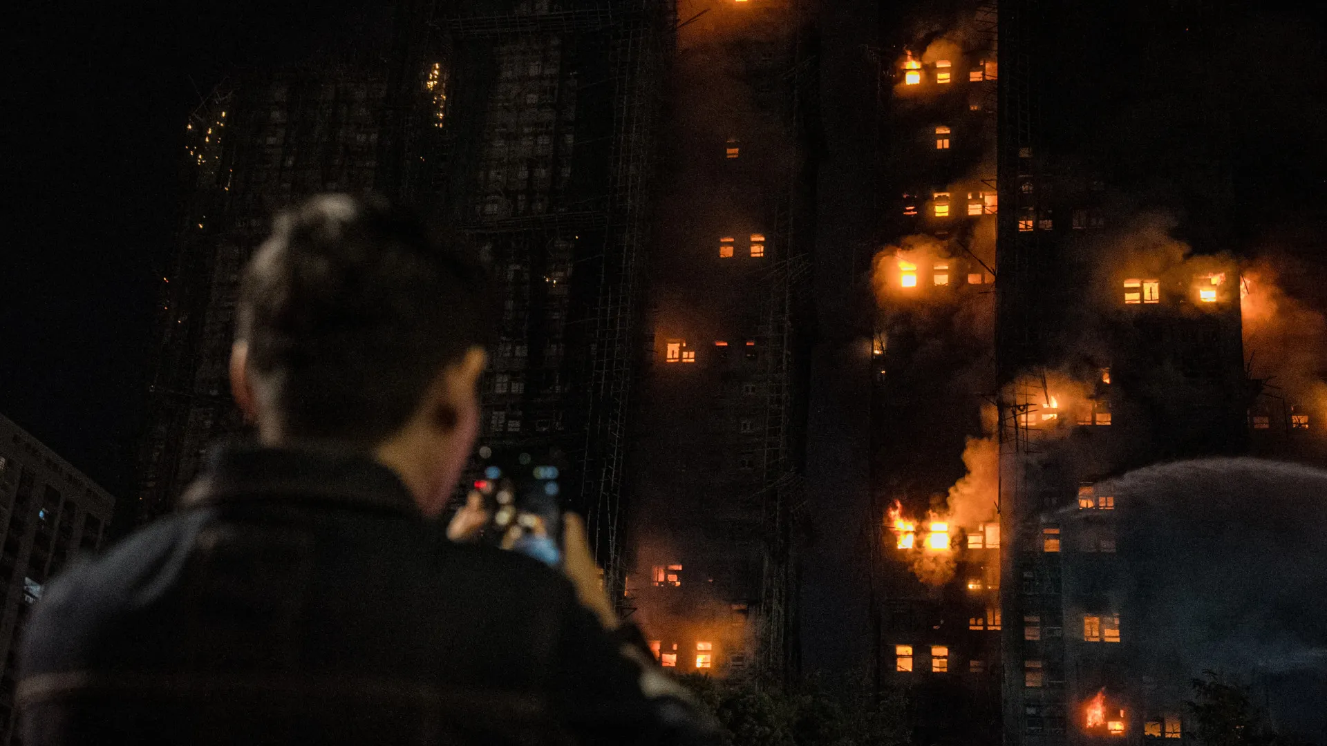 
                    Líder de Macau manifesta pesar pelos 44 mortos em incêndio em Hong Kong
                