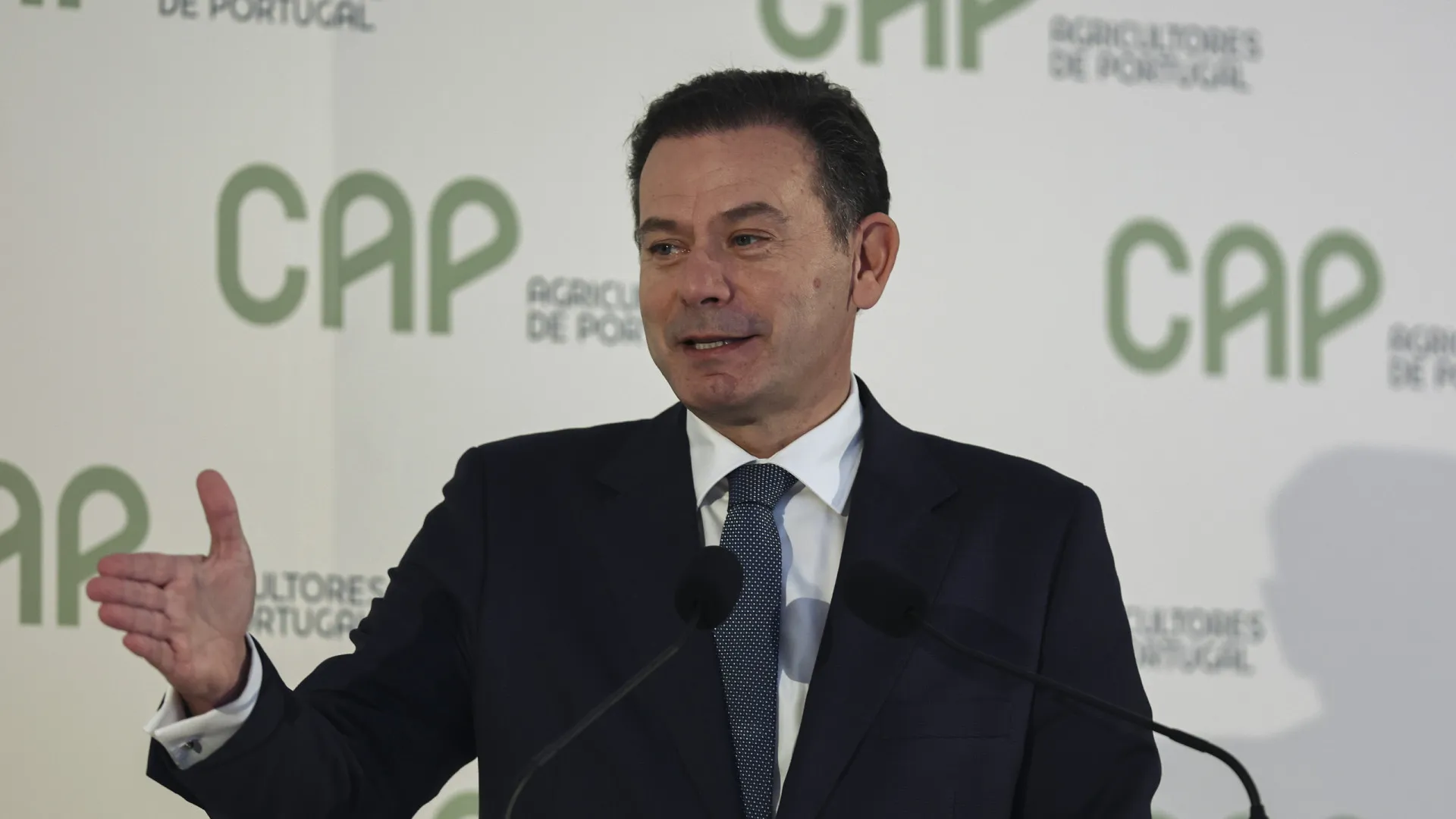 
                    Primeiro-ministro defende 