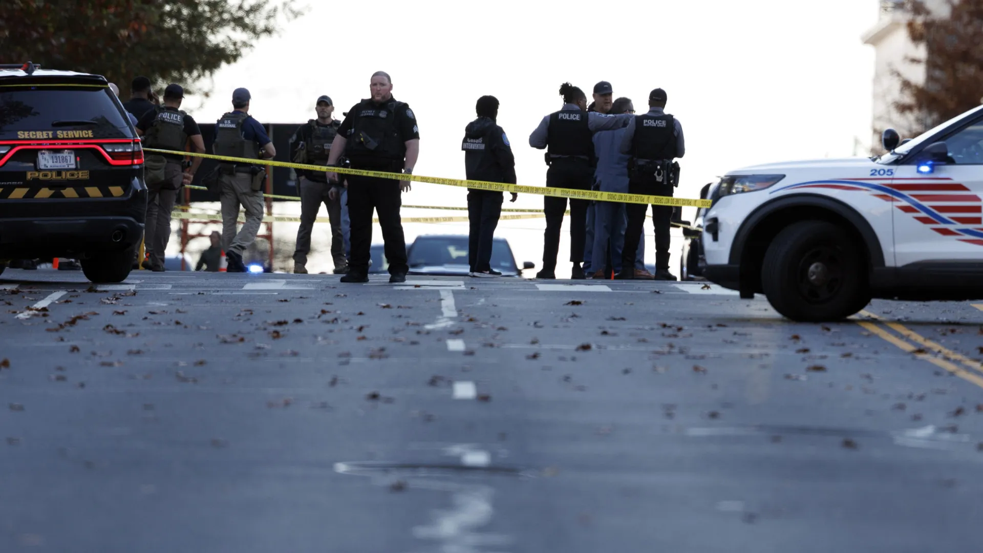 
                    EUA suspendem pedidos de imigração de afegãos após ataque à Guarda
                