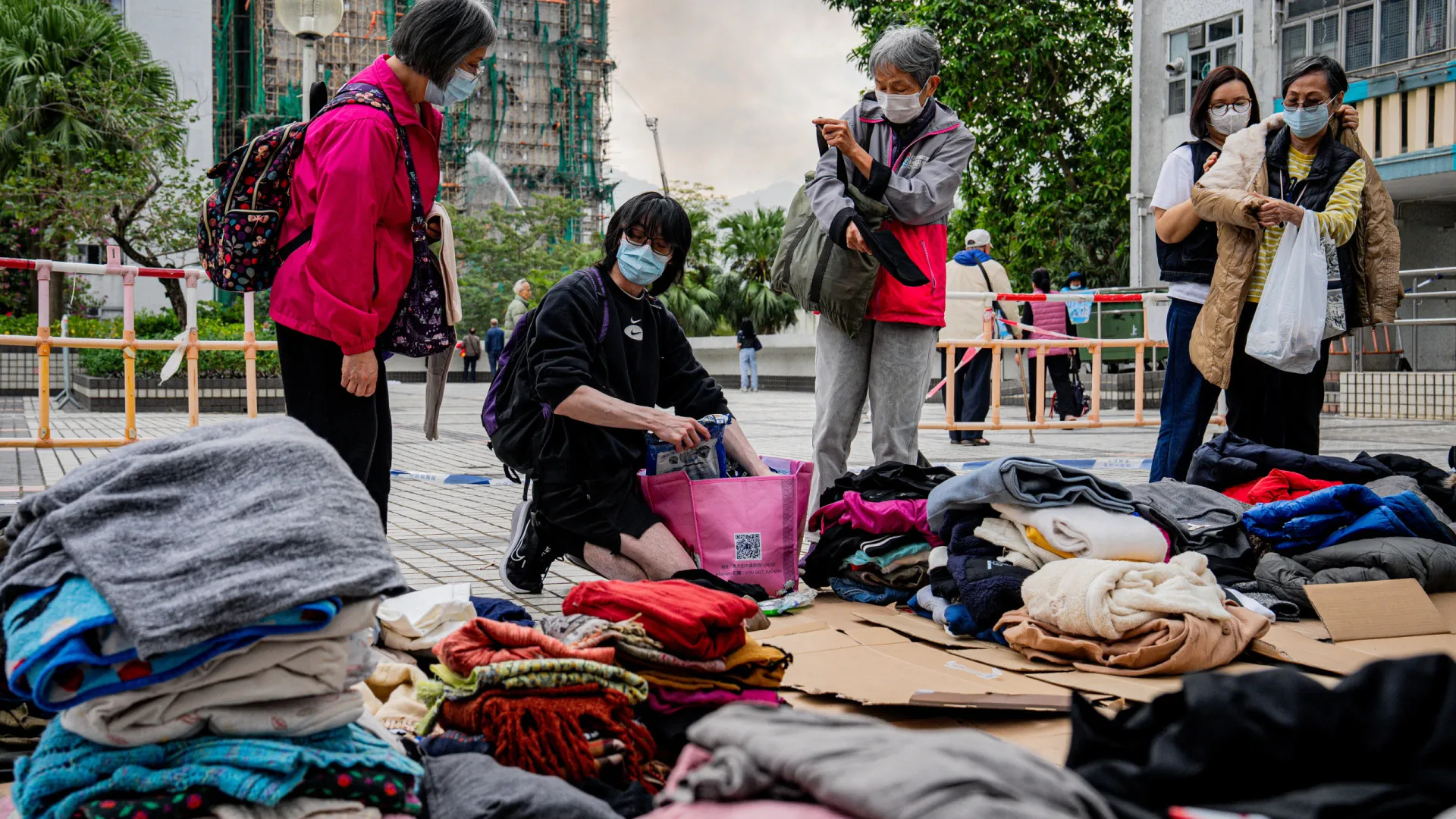 
                    População de Hong Kong junta-se para ajudar desalojados de fogo em prédio
                