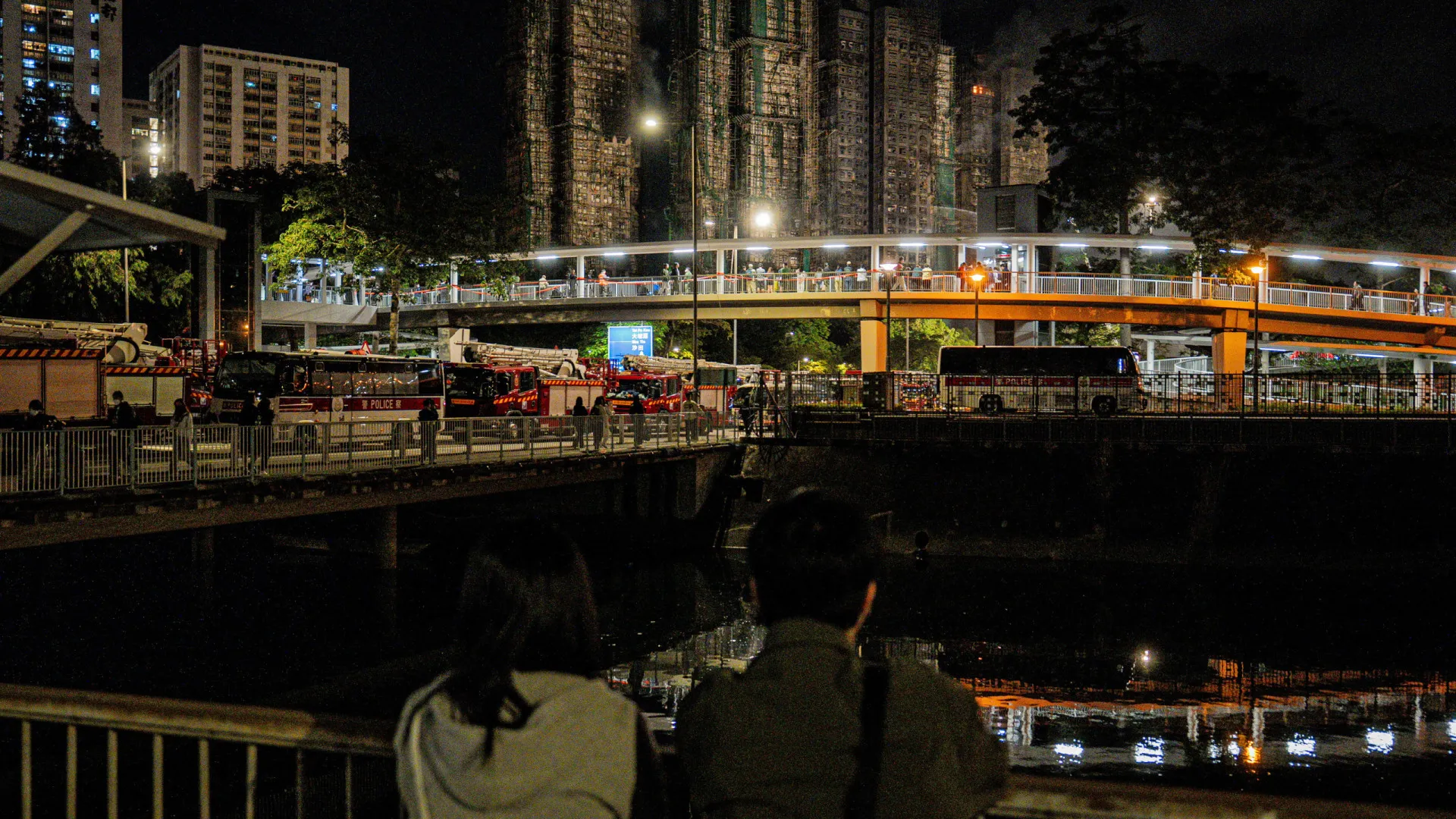 
                    Concluído combate a fogo em Hong Kong dois dias após início. Há 94 mortes
                