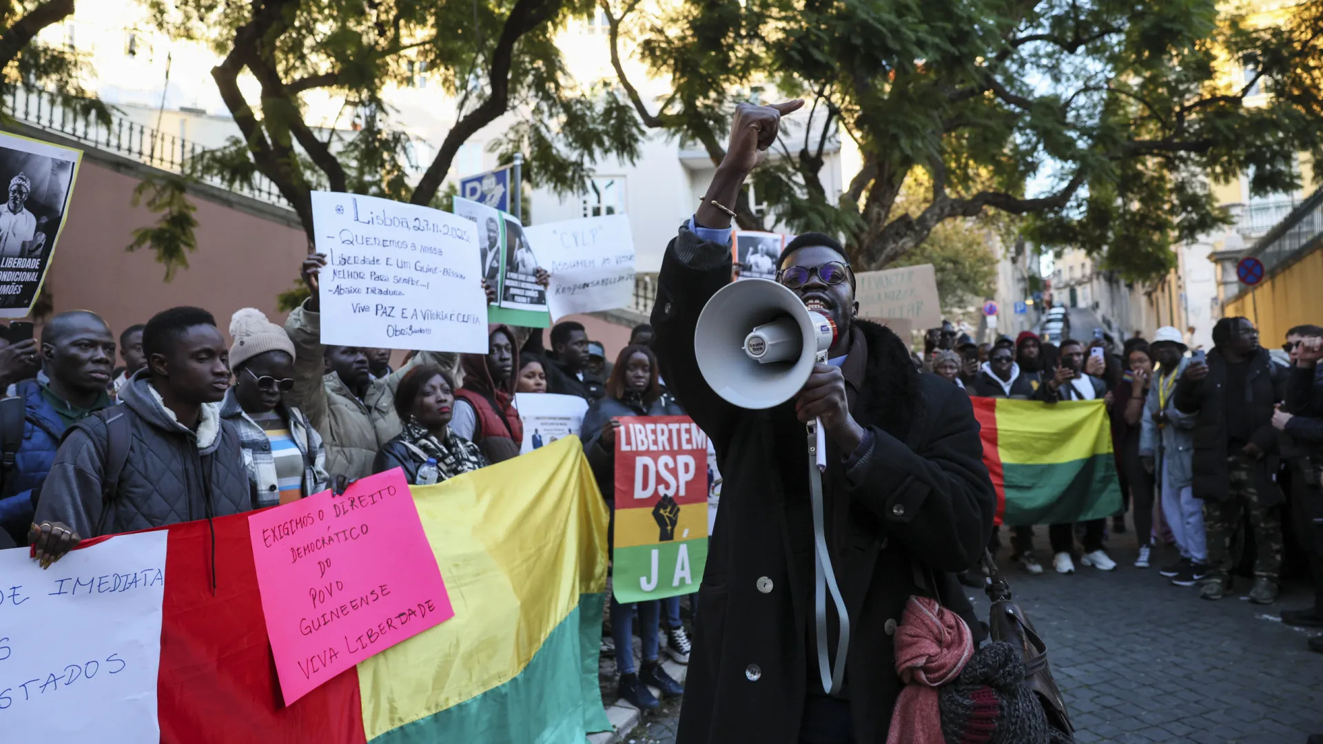
                    Guineenses pedem intervenção 