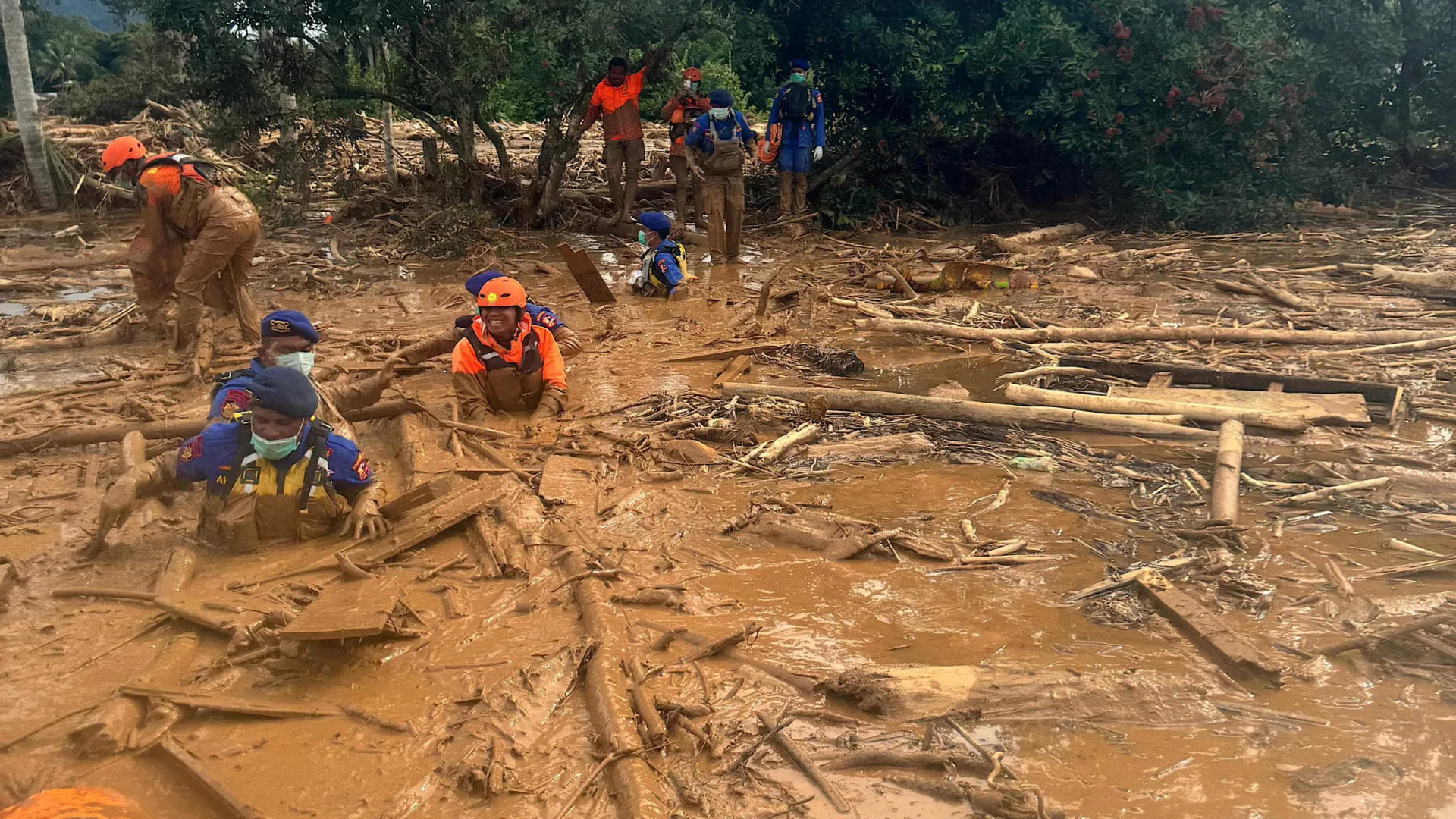 
                    Número de mortes sobe para 465 após inundações no sudeste asiático
                