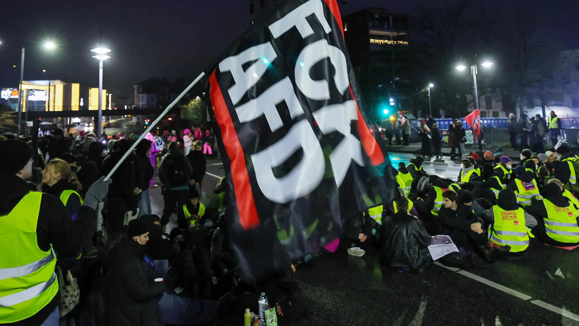 
                    Pelo menos 36 feridos em confrontos entre polícia e manifestantes anti-AfD
                