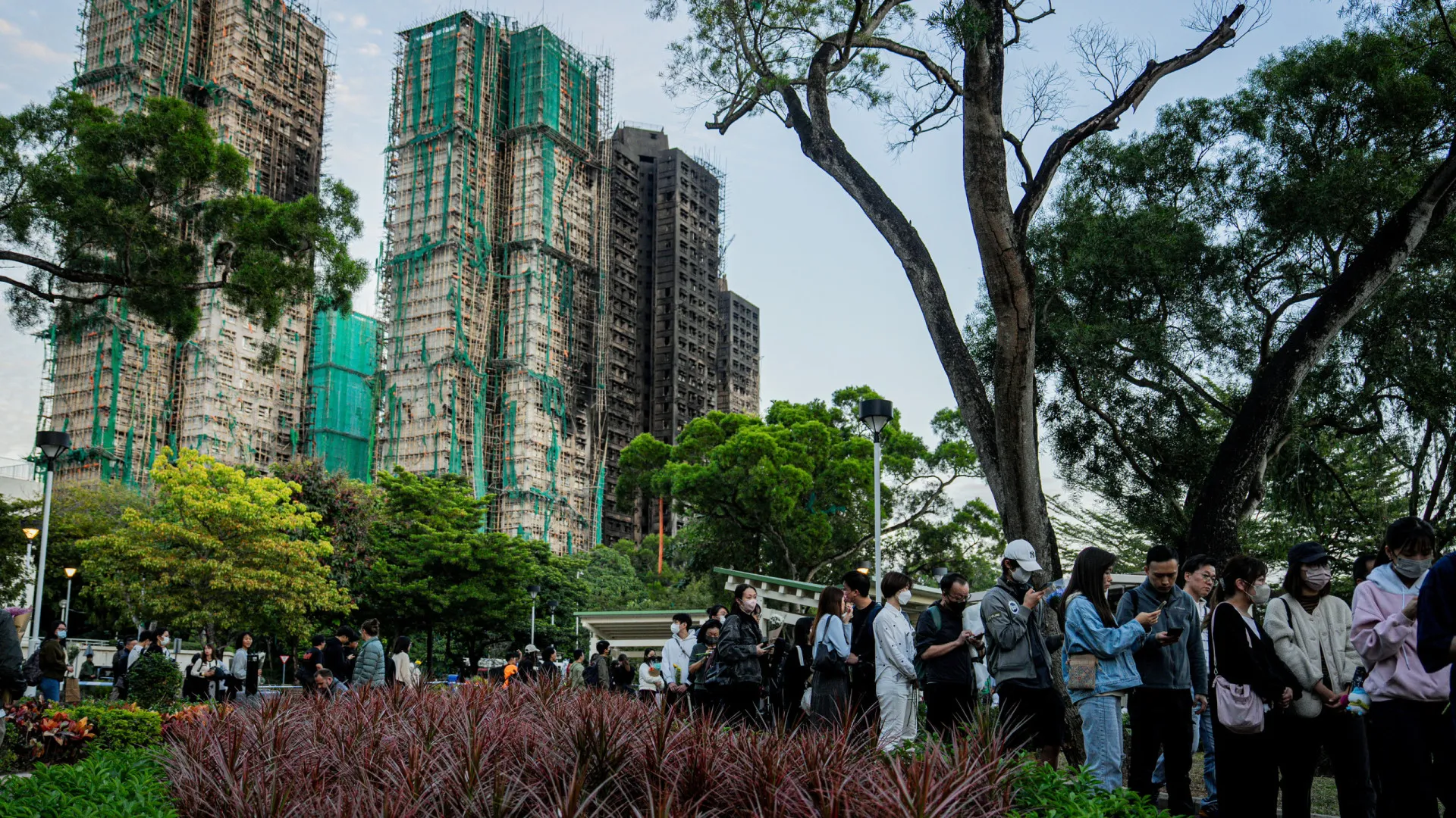 
                    Hong Kong anuncia investigação independente a incêndio e mantém eleições
                