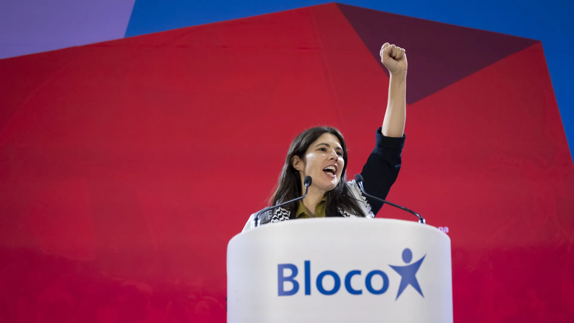 
                    Mortágua admite erros, mas rejeita que tenham sido 