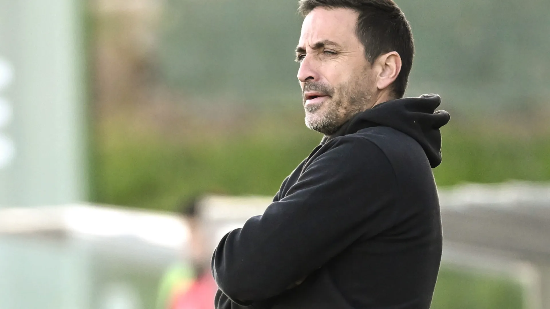 
                    Treinador quer Santa Clara à procura da 