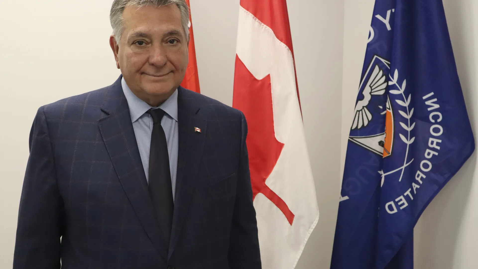 
                    Charles Sousa diz que Canadá pode crescer sem sacrificar serviços sociais
                